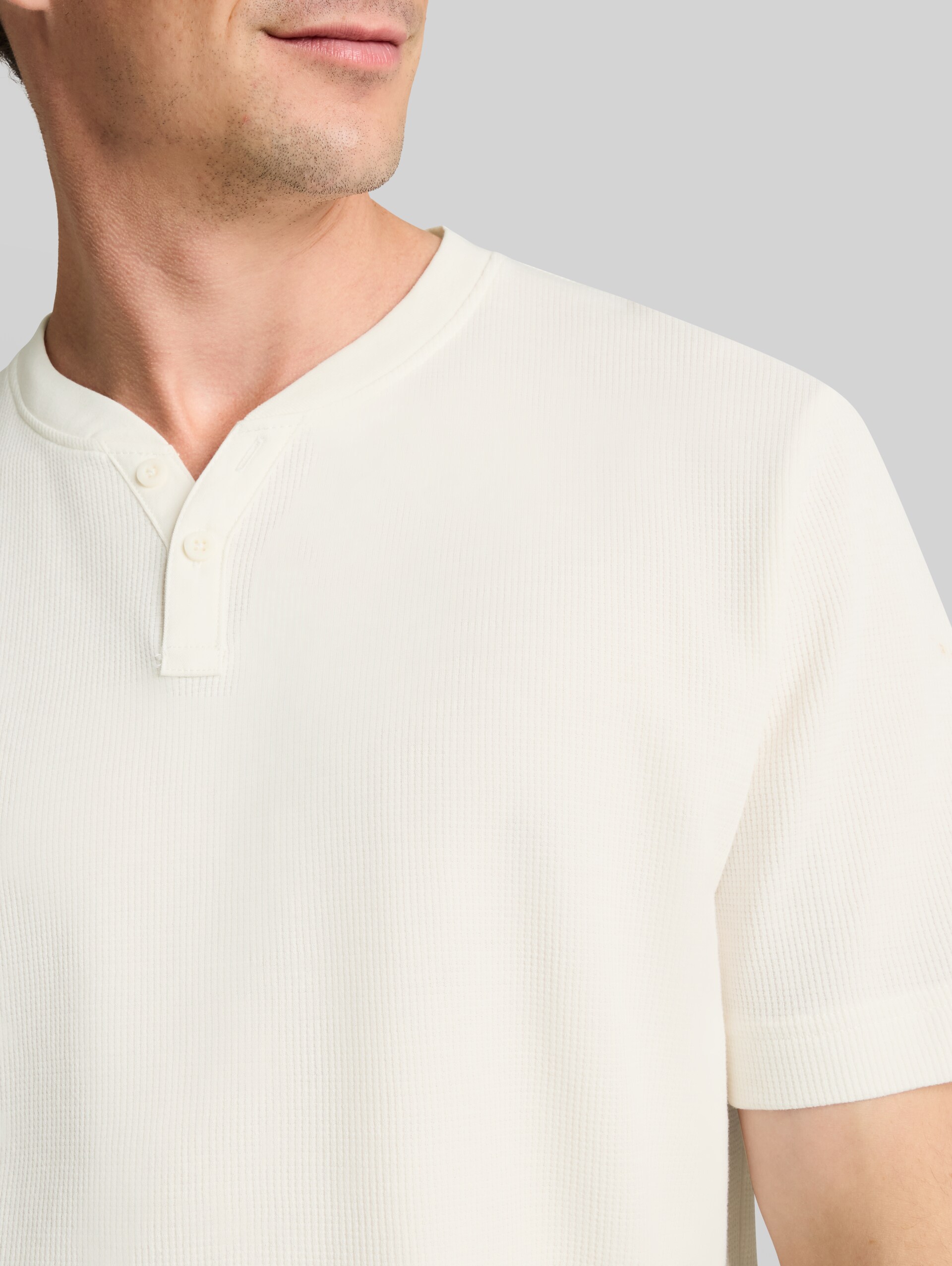 Henley-T-shirt met wafelstructuur - Gardenia White - Detailaanzicht model