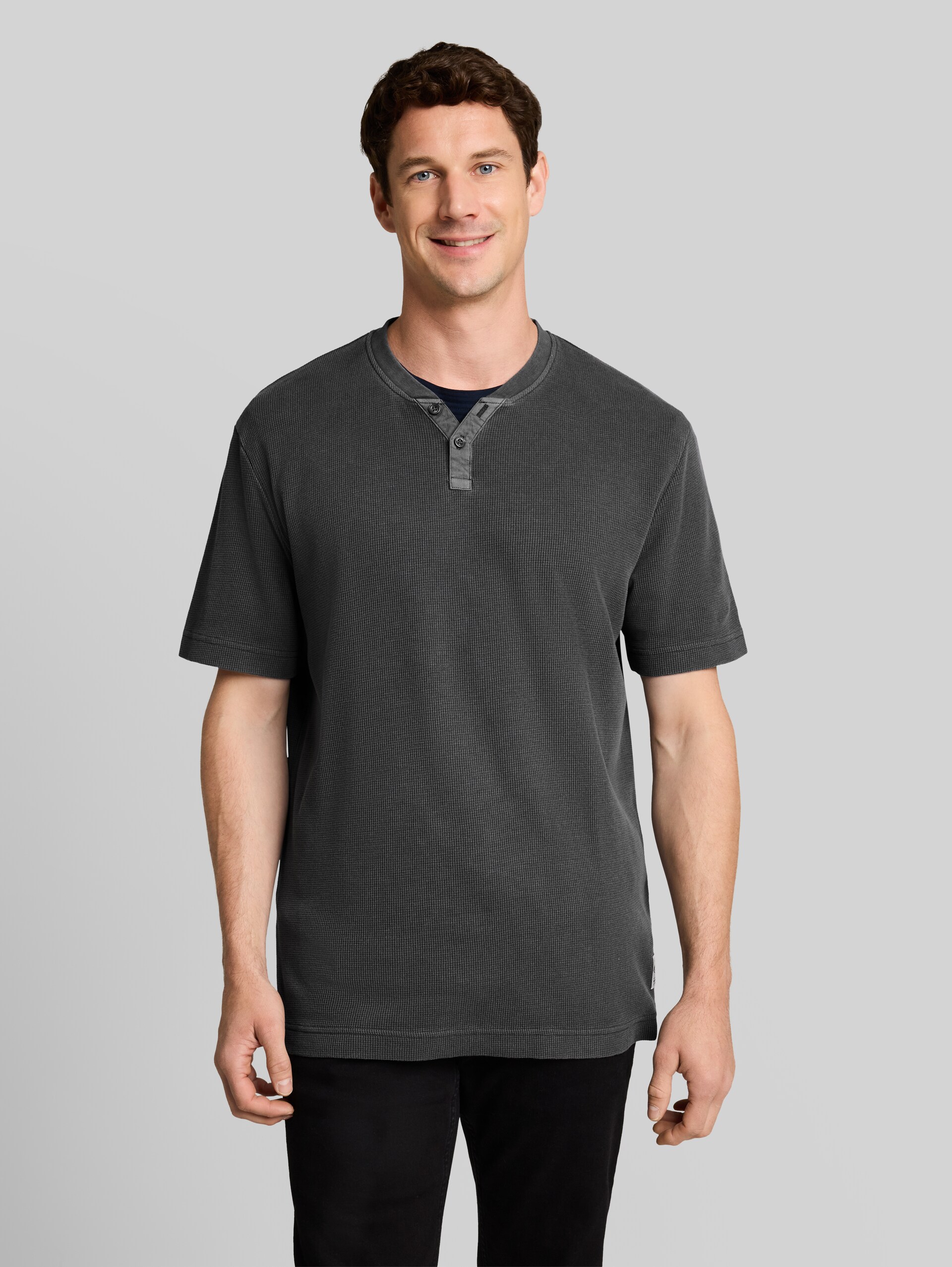 Henley-T-shirt met wafelstructuur - Tarmac Grey - Nek model vooraanzicht
