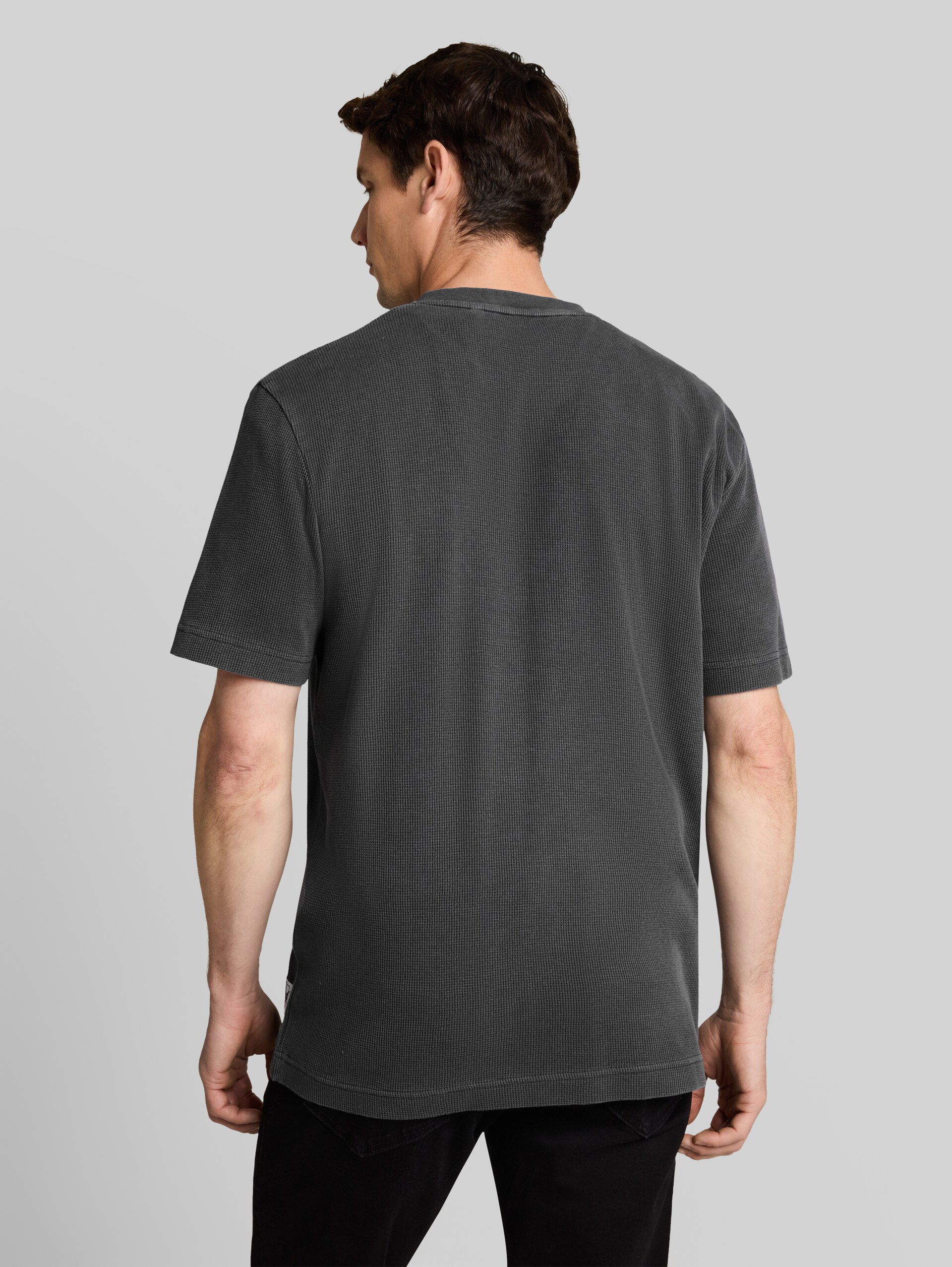 Henley-T-shirt met wafelstructuur - Tarmac Grey - Neklijn model-achteraanzicht