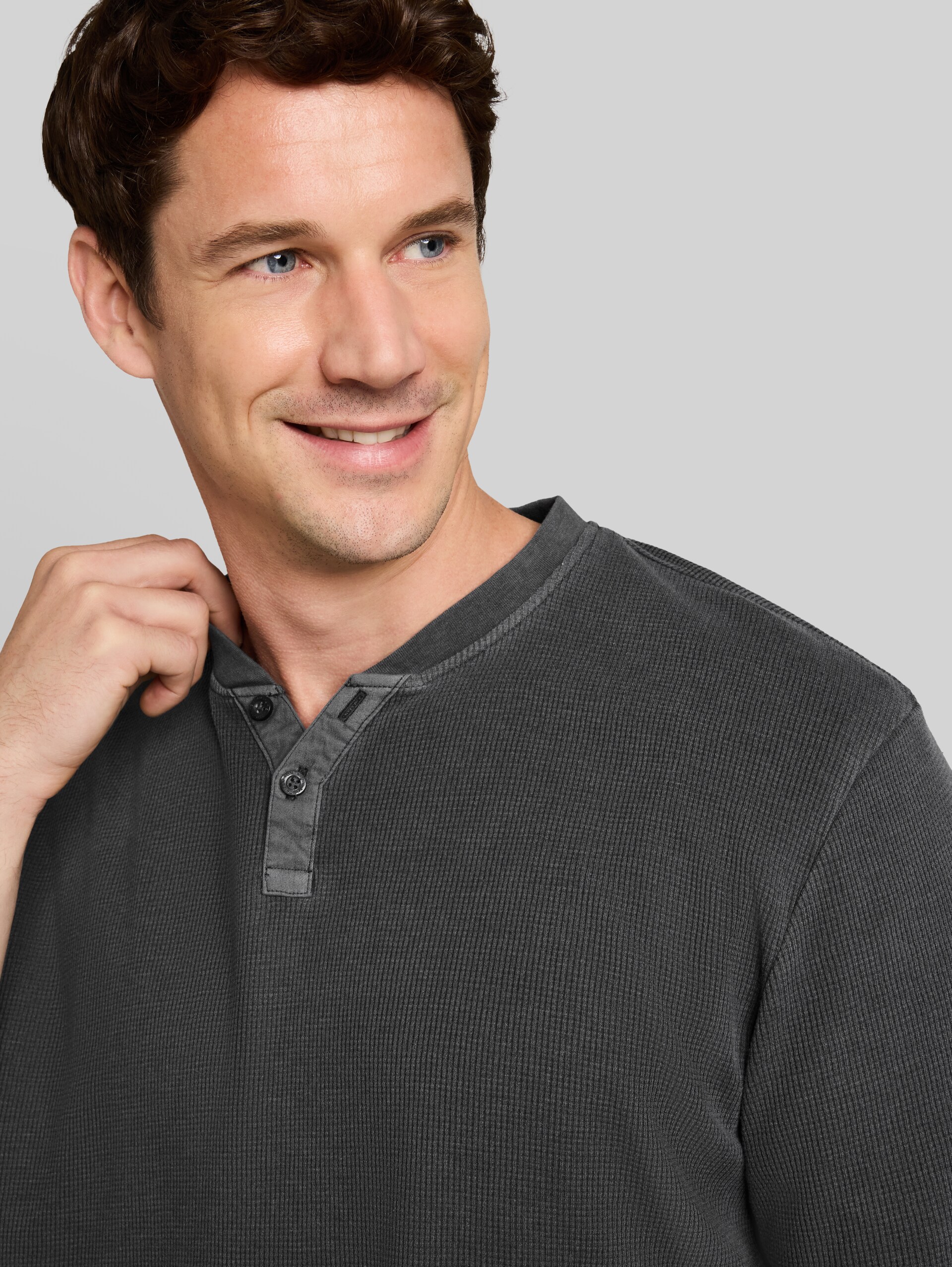 Henley-T-shirt met wafelstructuur - Tarmac Grey - Detailaanzicht model