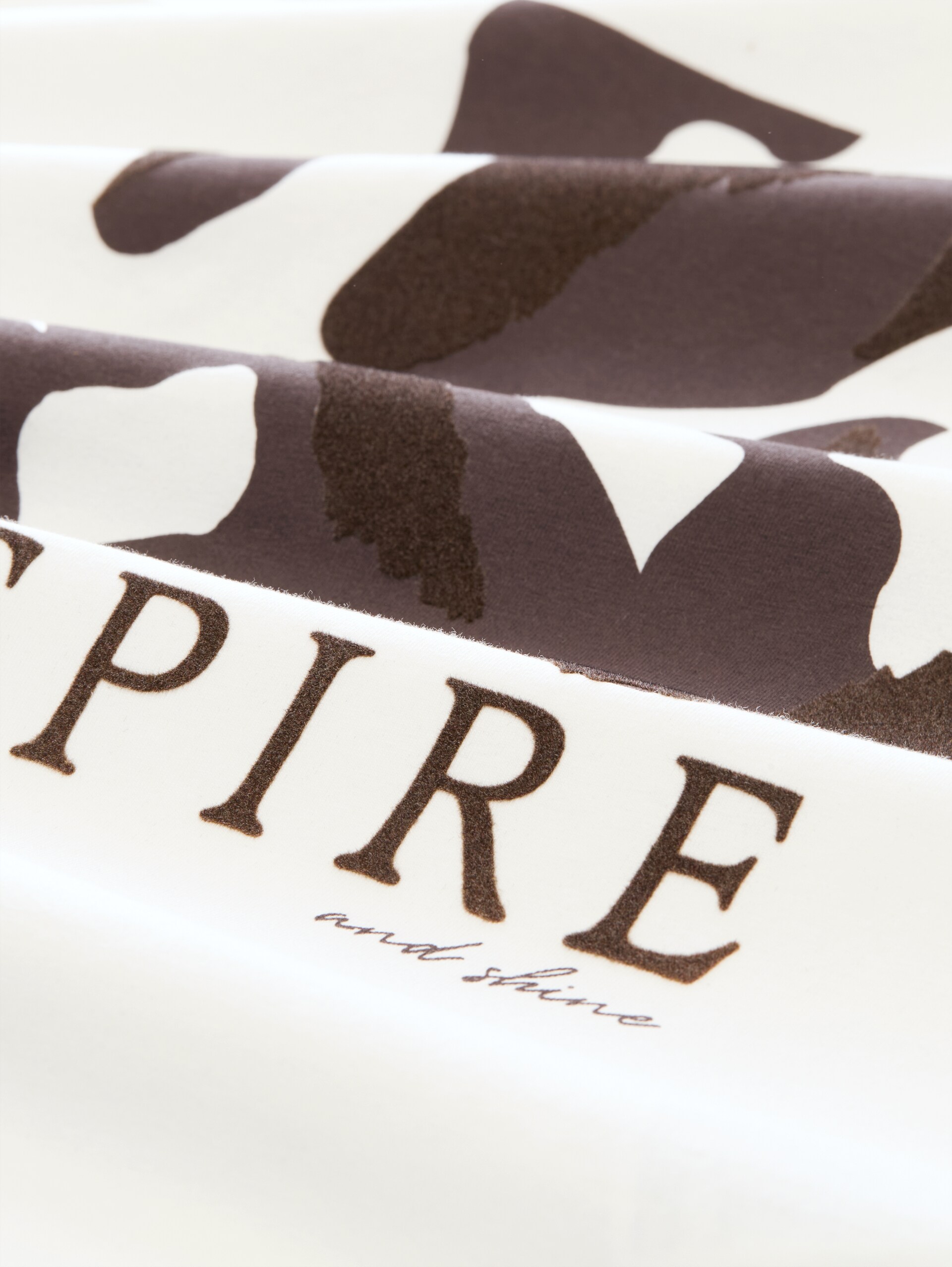 Slim Fit T-Shirt mit Print - Whisper White - Material-Ansicht
