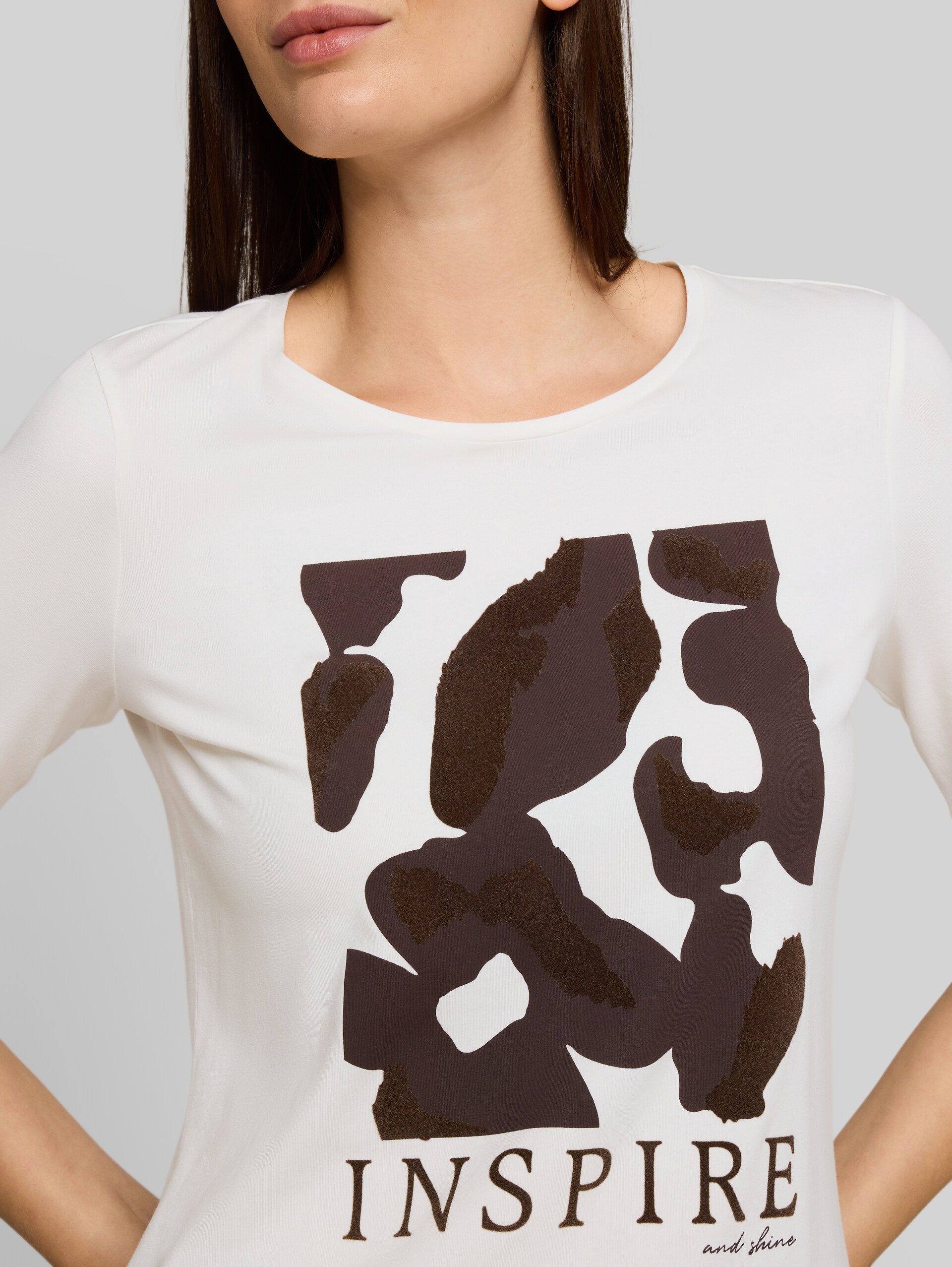 Slim Fit T-Shirt mit Print - Whisper White - Detail-Model-Ansicht