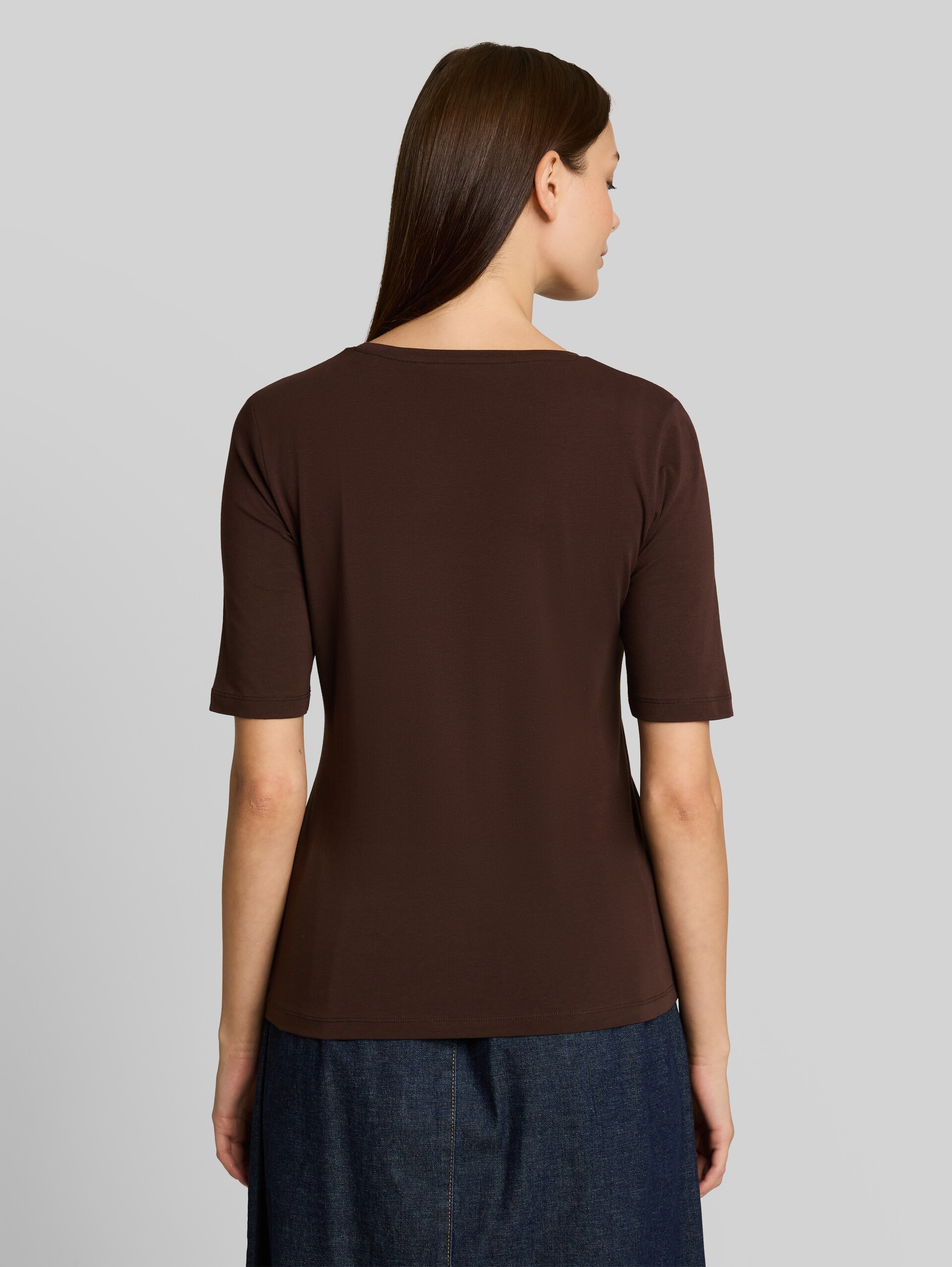 Slim Fit T-Shirt mit Print - java dark brown - Auschnitt Model-Rückansicht
