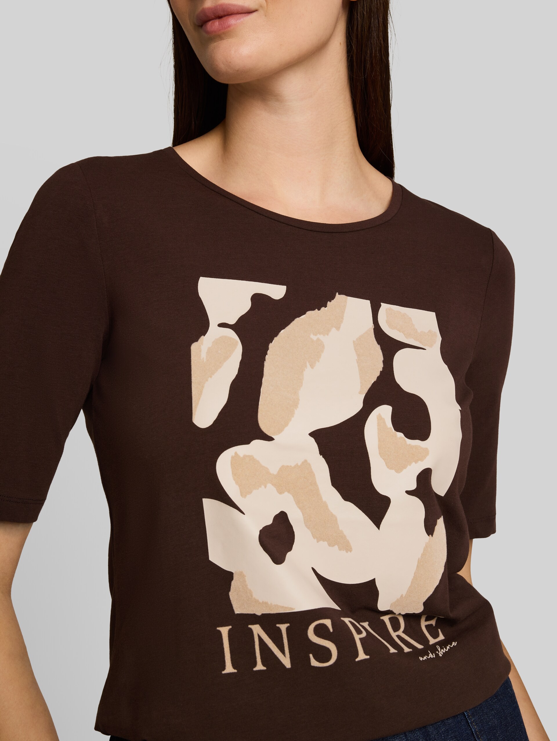 Slim Fit T-Shirt mit Print - java dark brown - Detail-Model-Ansicht