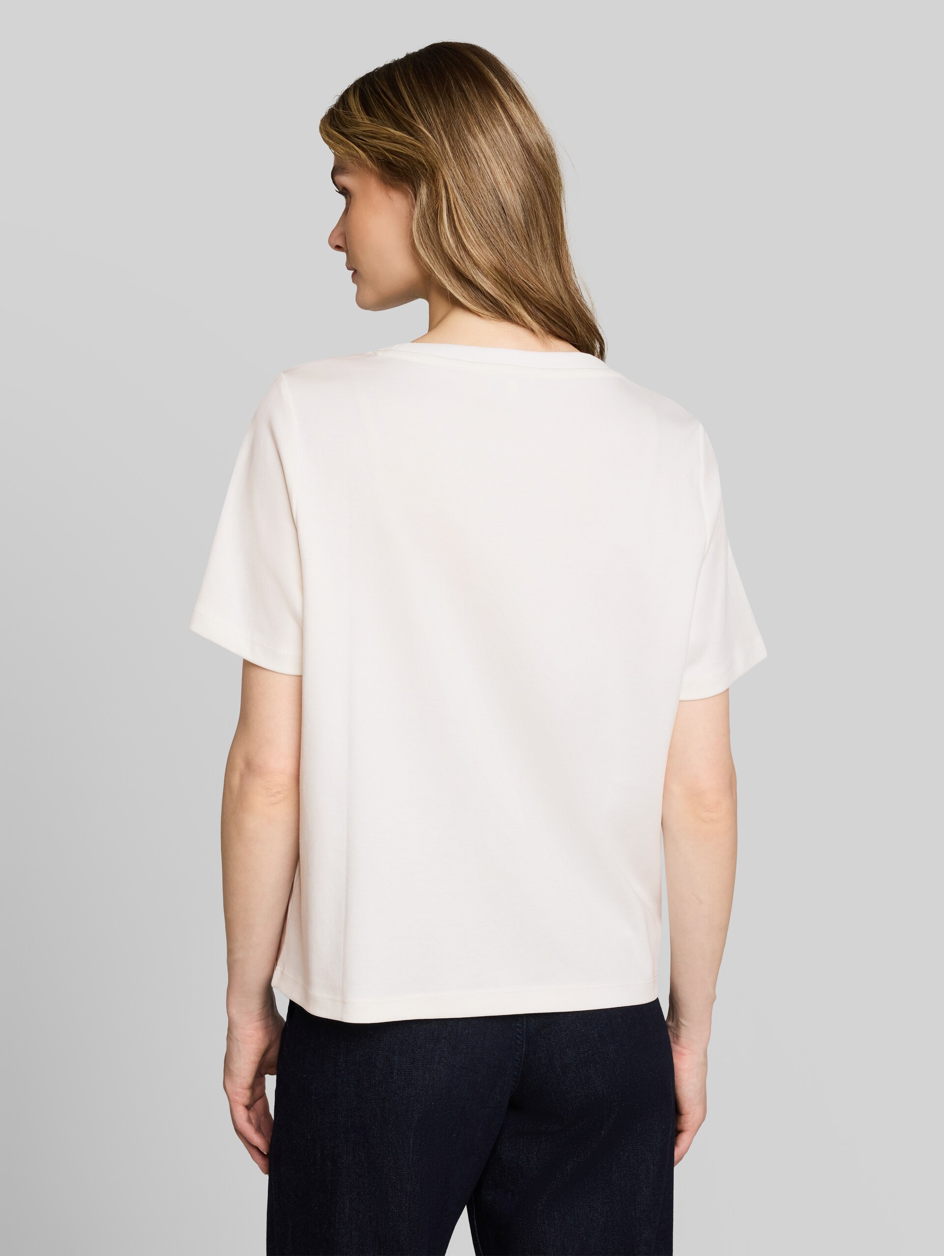 T-shirt van katoen - off white - Neklijn model-achteraanzicht