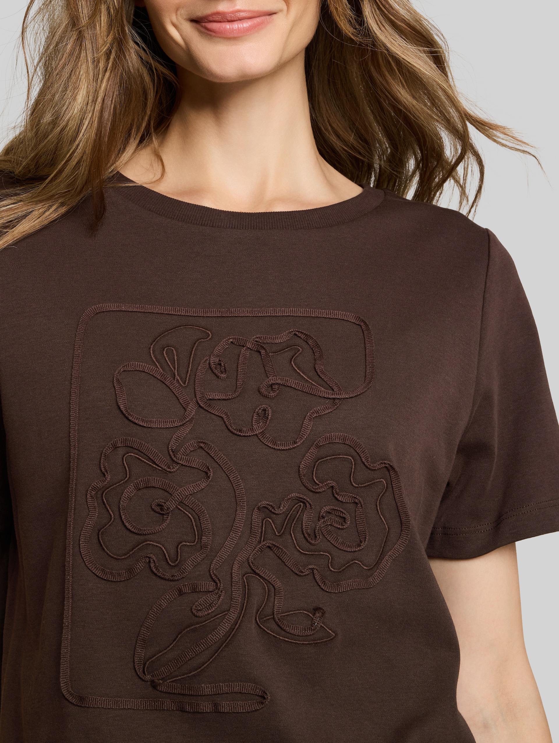 T-shirt van katoen - java dark brown - Detailaanzicht model