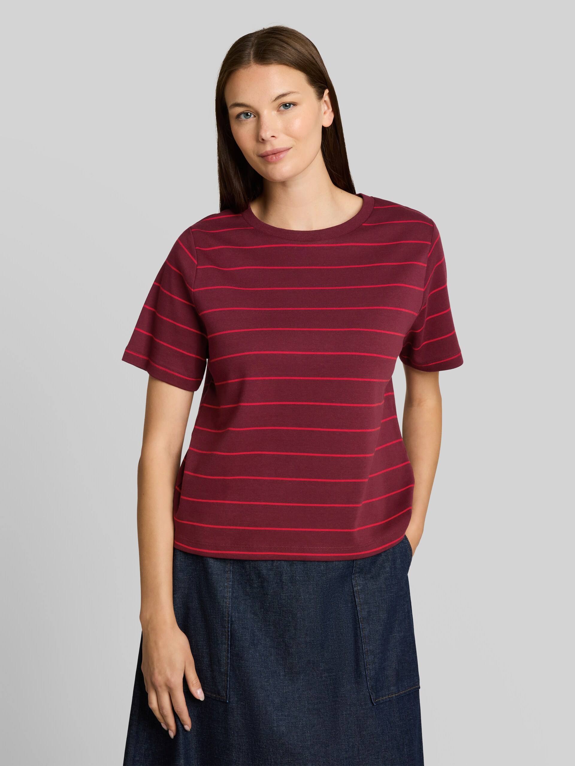 T-shirt van katoen - plum red irregular stripe - Nek model vooraanzicht