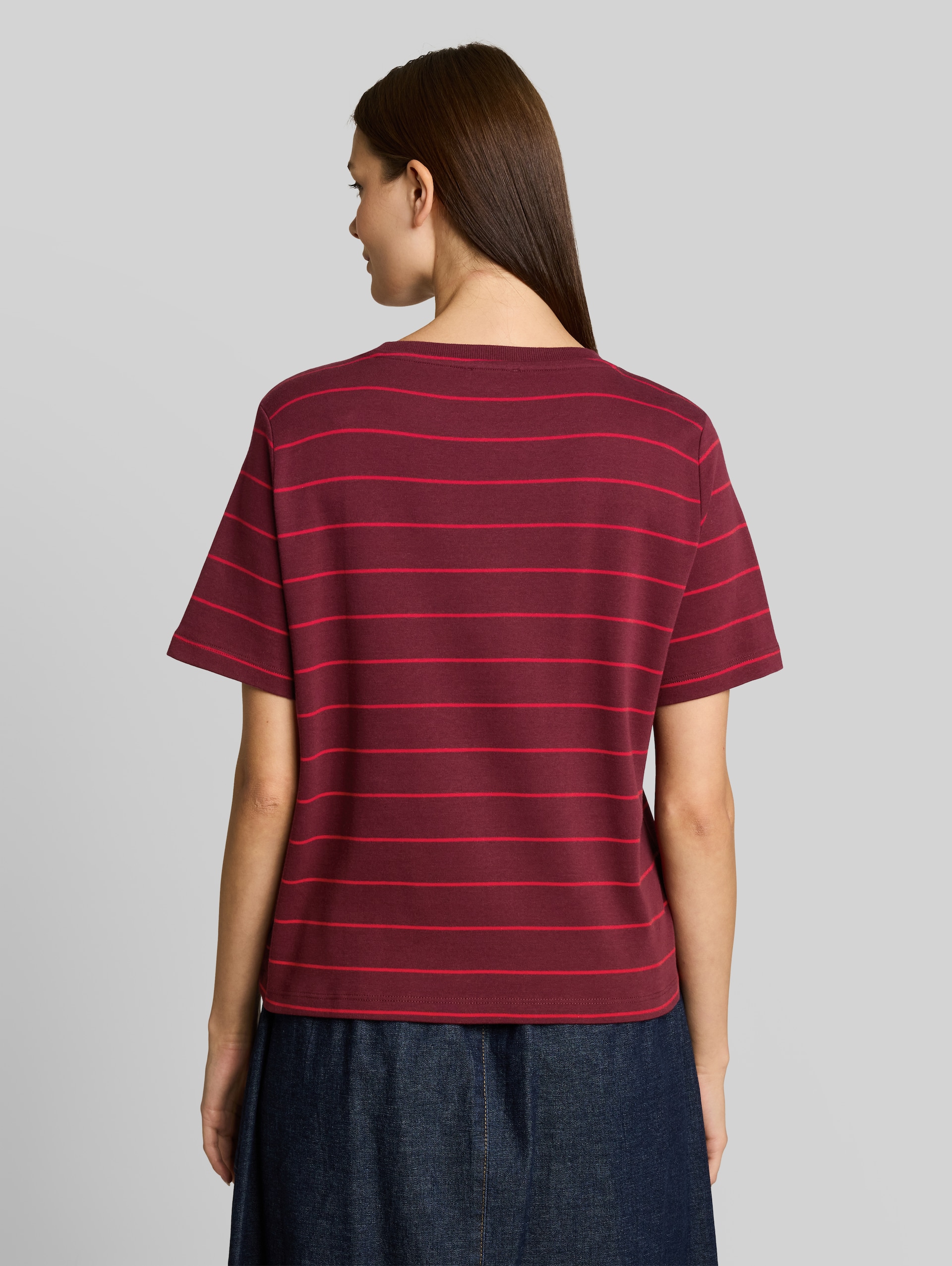 T-shirt van katoen - plum red irregular stripe - Neklijn model-achteraanzicht