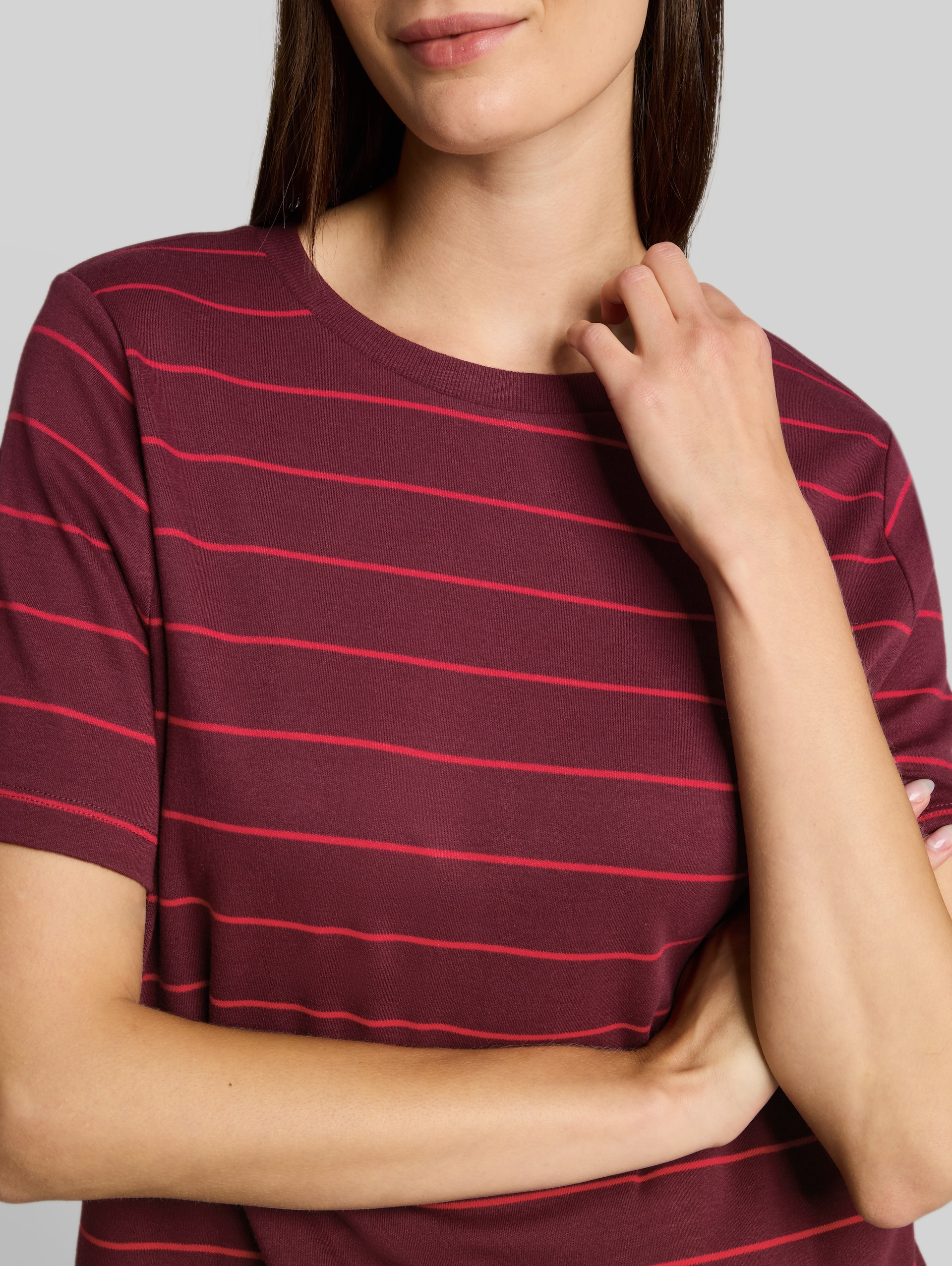 T-shirt van katoen - plum red irregular stripe - Detailaanzicht model