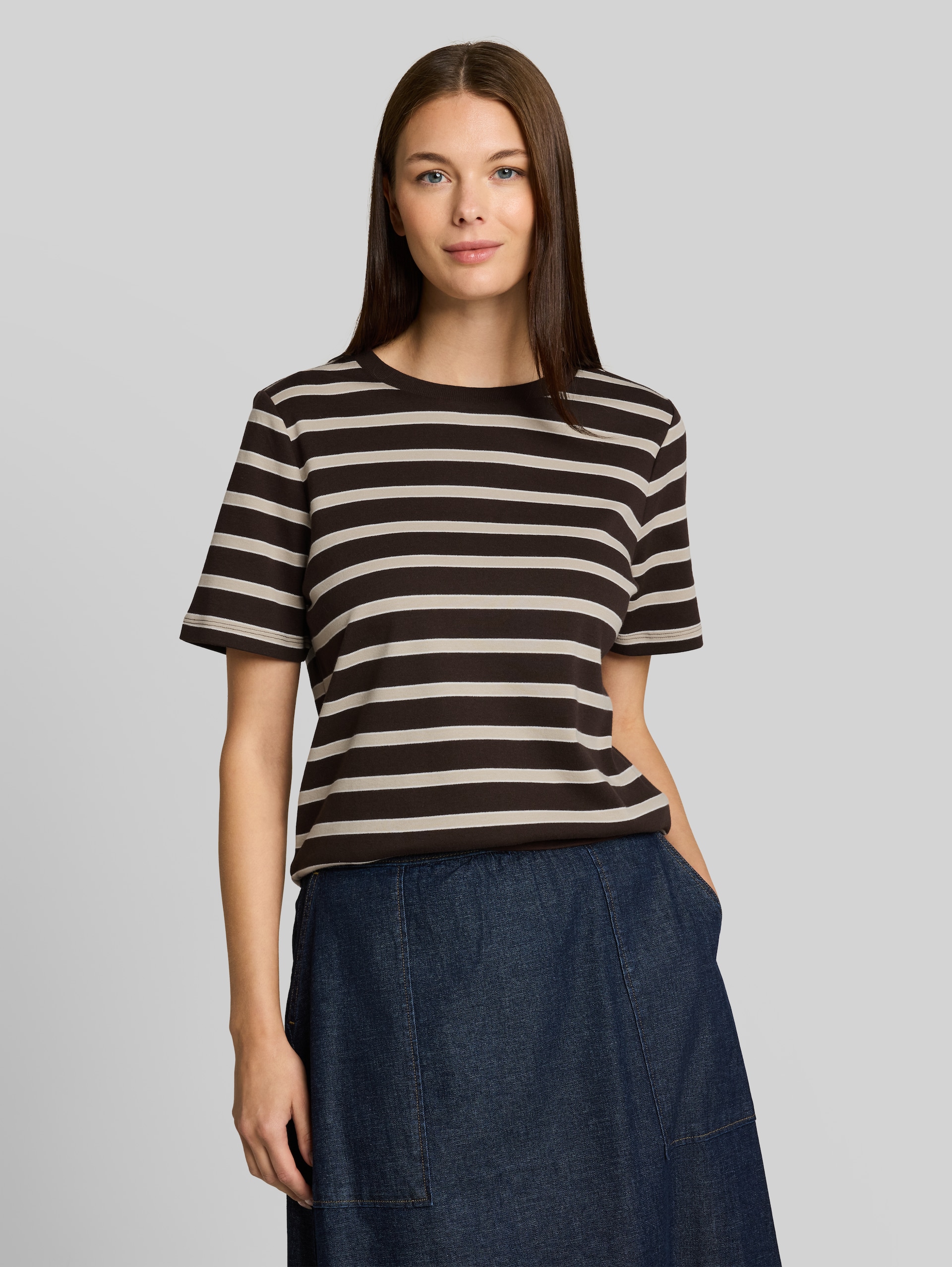 T-Shirt aus Baumwolle - brown beige irregular stripe - Ausschnitt Model-Vorderansicht