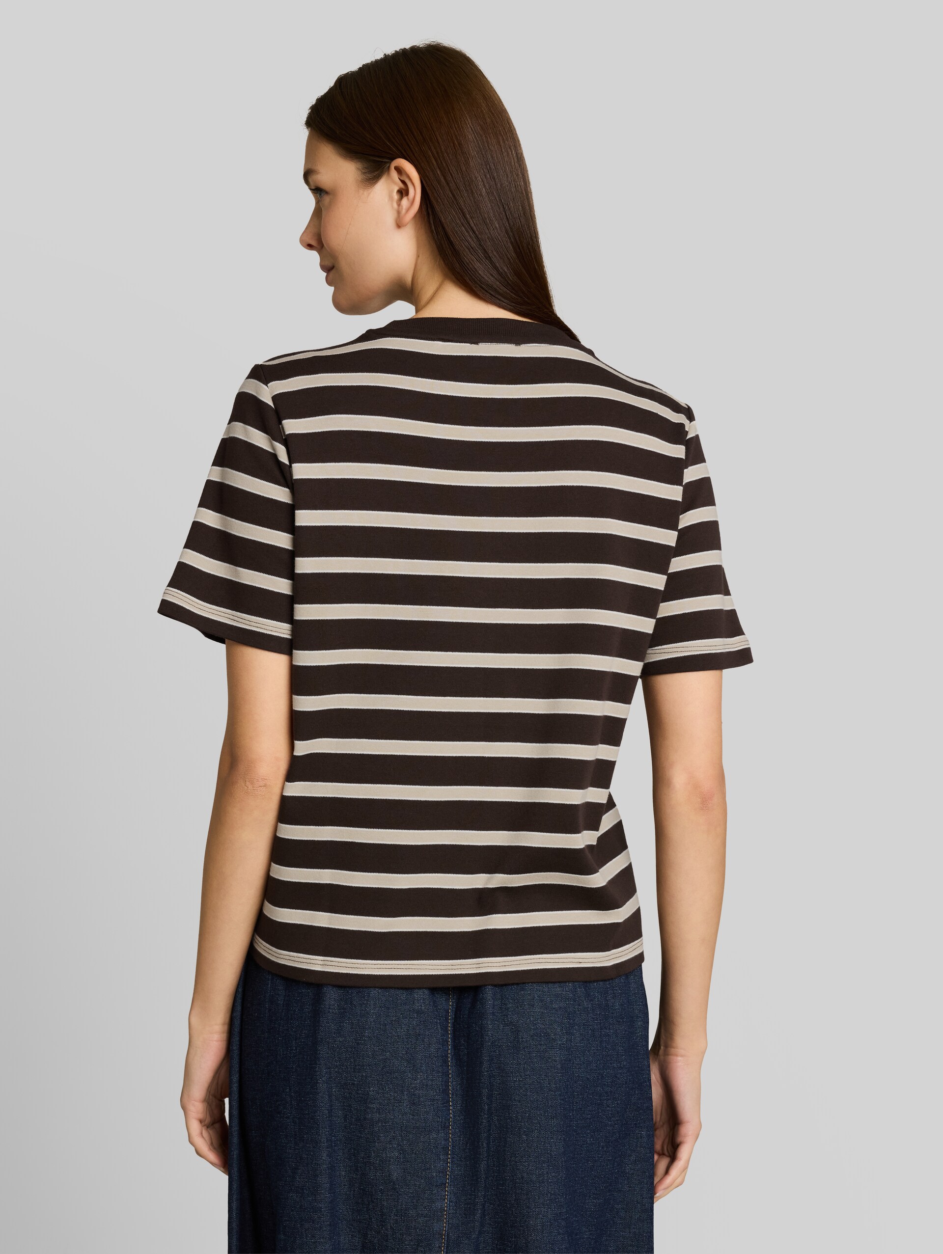 T-Shirt aus Baumwolle - brown beige irregular stripe - Auschnitt Model-Rückansicht