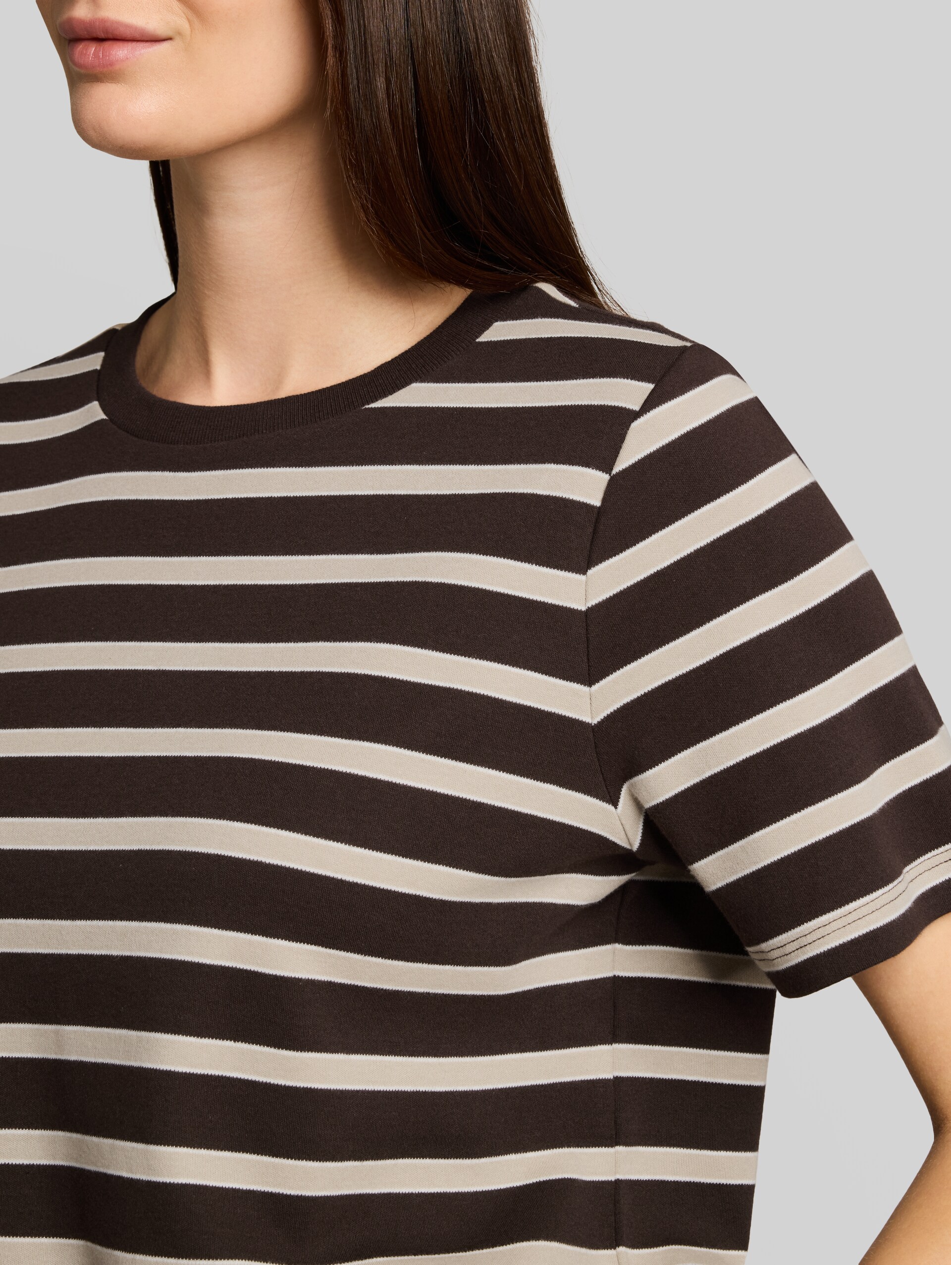 T-Shirt aus Baumwolle - brown beige irregular stripe - Detail-Model-Ansicht
