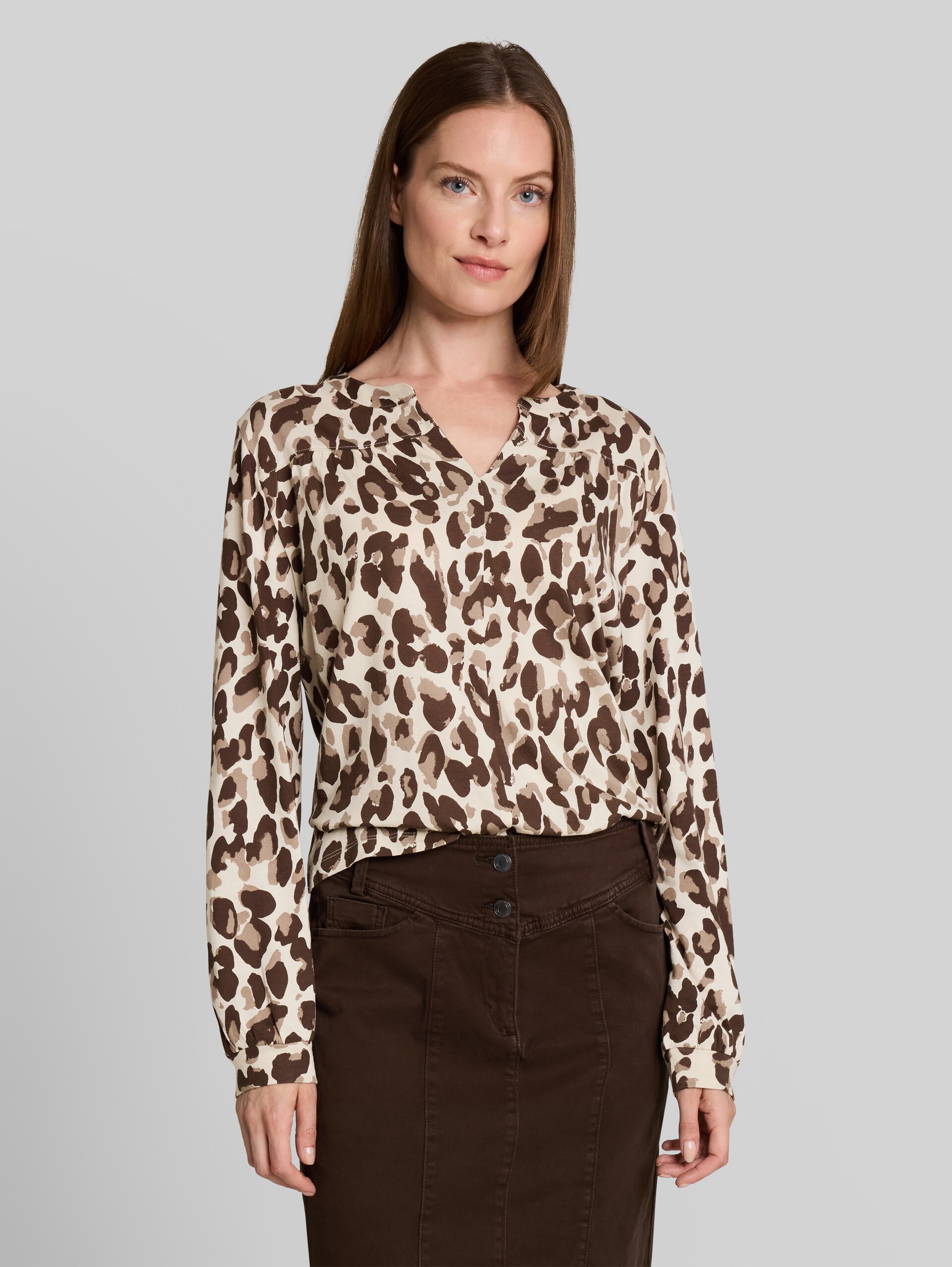 Blouse met patroon - brown beige leo print - Nek model vooraanzicht