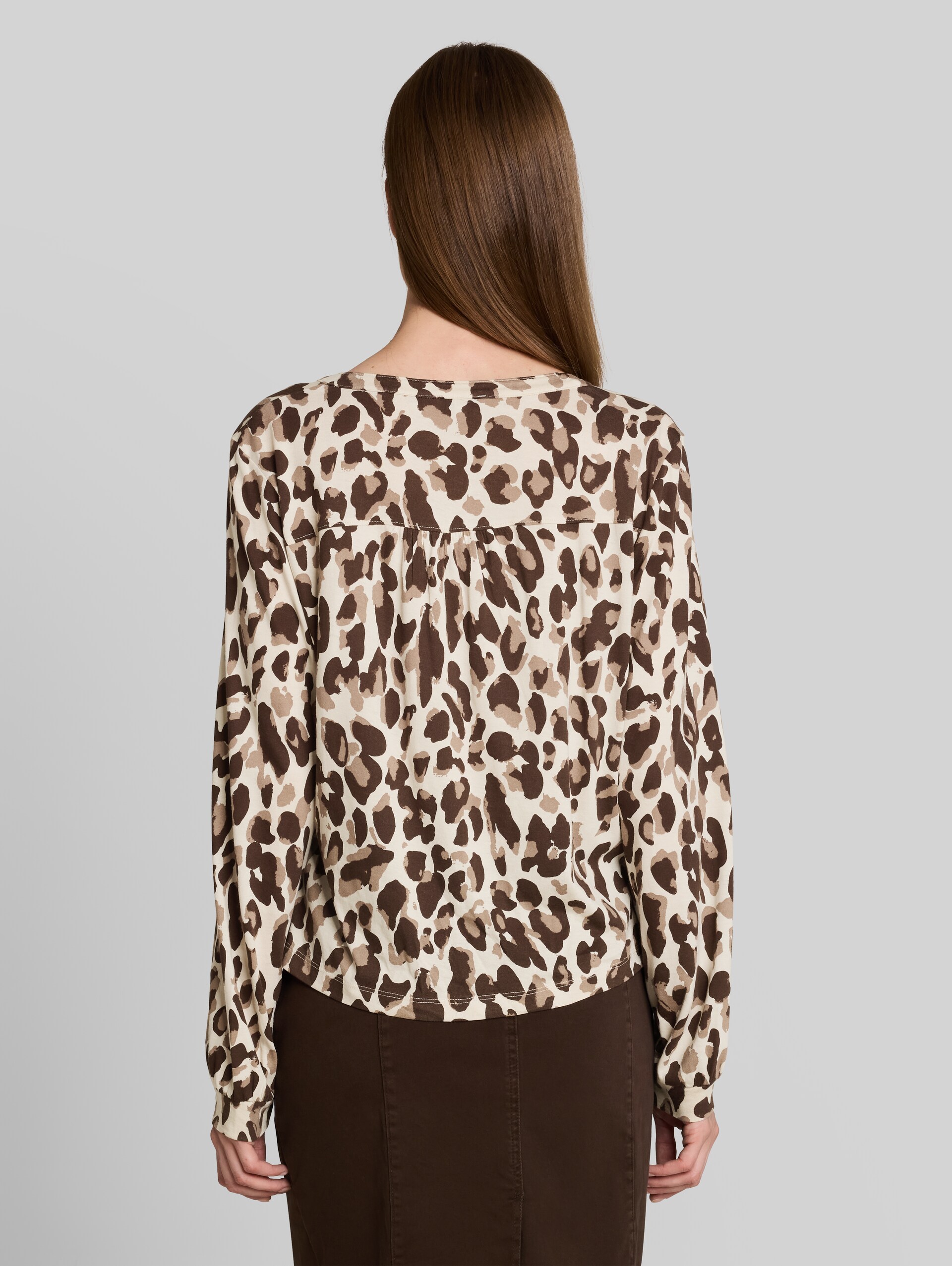 Blouse met patroon - brown beige leo print - Neklijn model-achteraanzicht