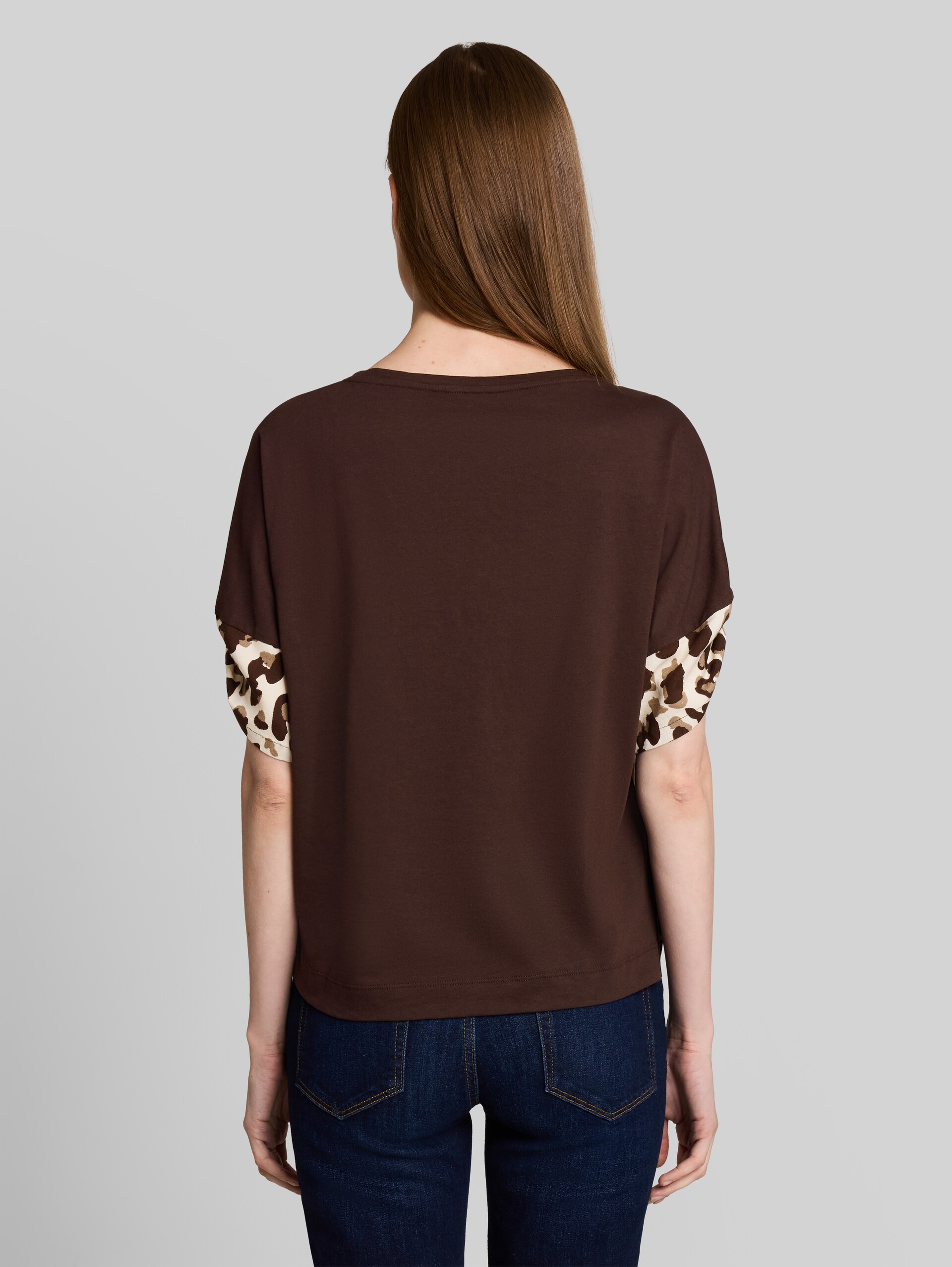 T-shirt met luipaardprint - brown beige leo print - Neklijn model-achteraanzicht