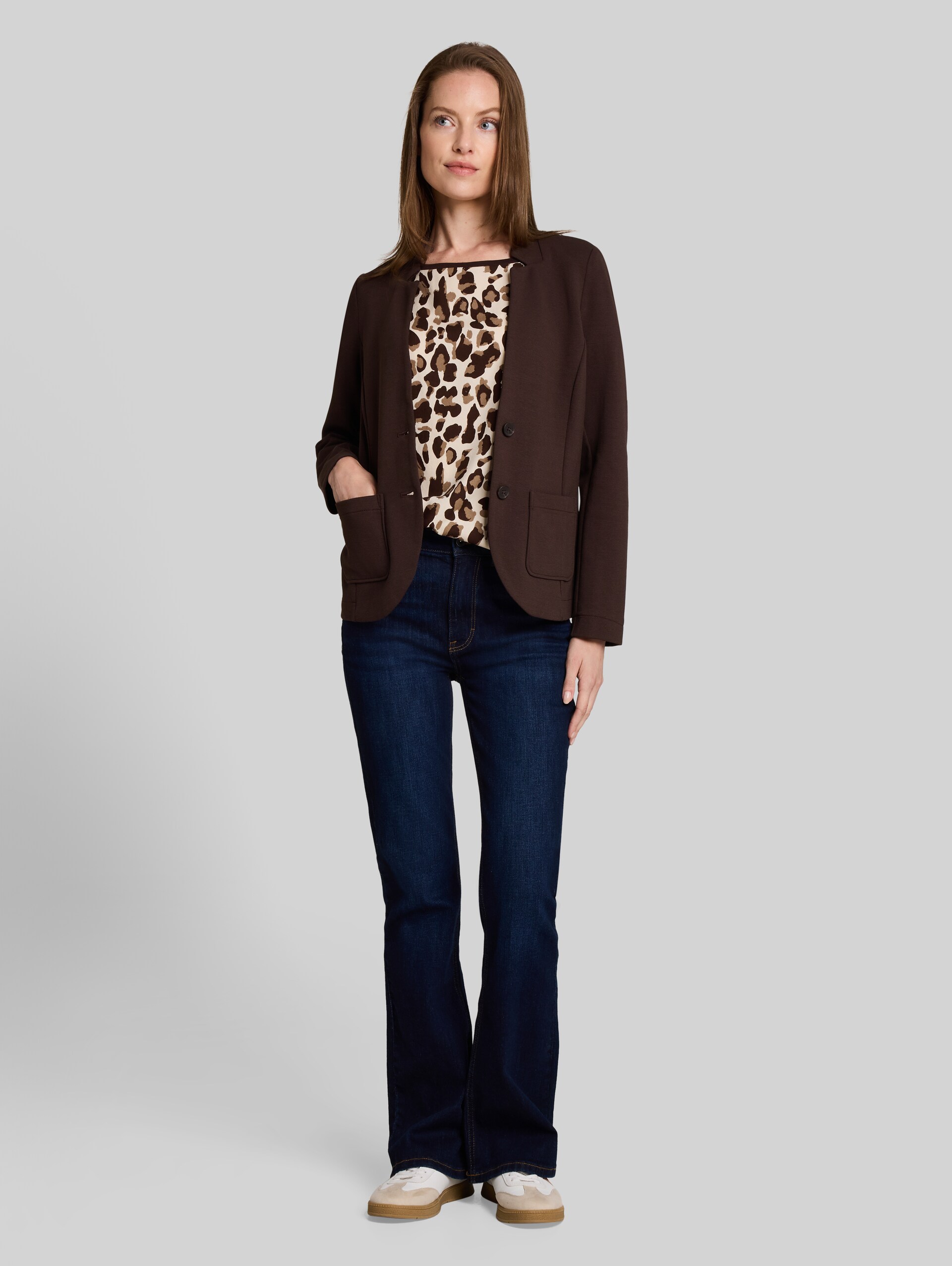 T-shirt met luipaardprint - brown beige leo print - Model vooraanzicht