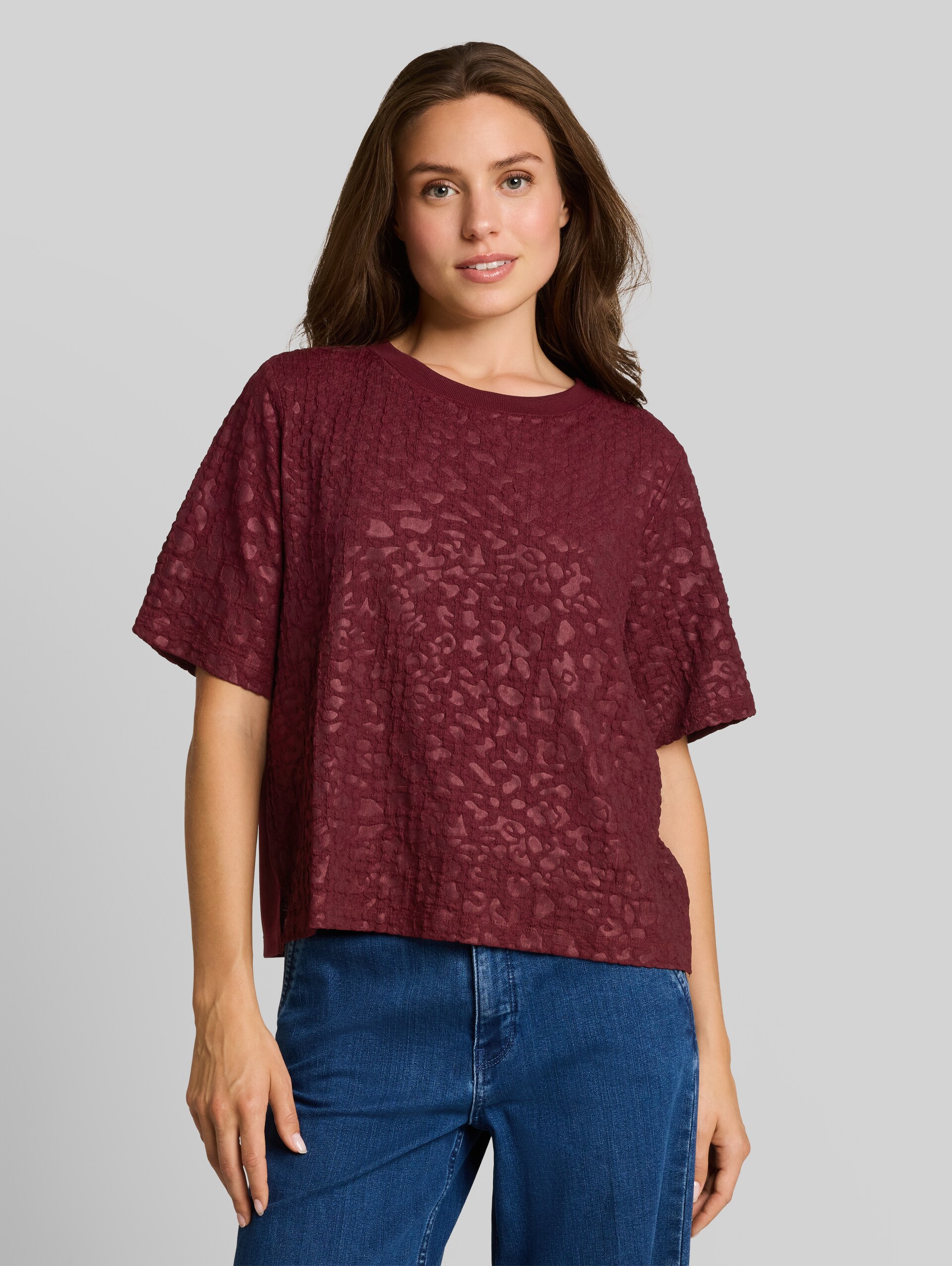 Boxy Fit T-Shirt mit Leo-Muster - Preppy Plum - Ausschnitt Model-Vorderansicht
