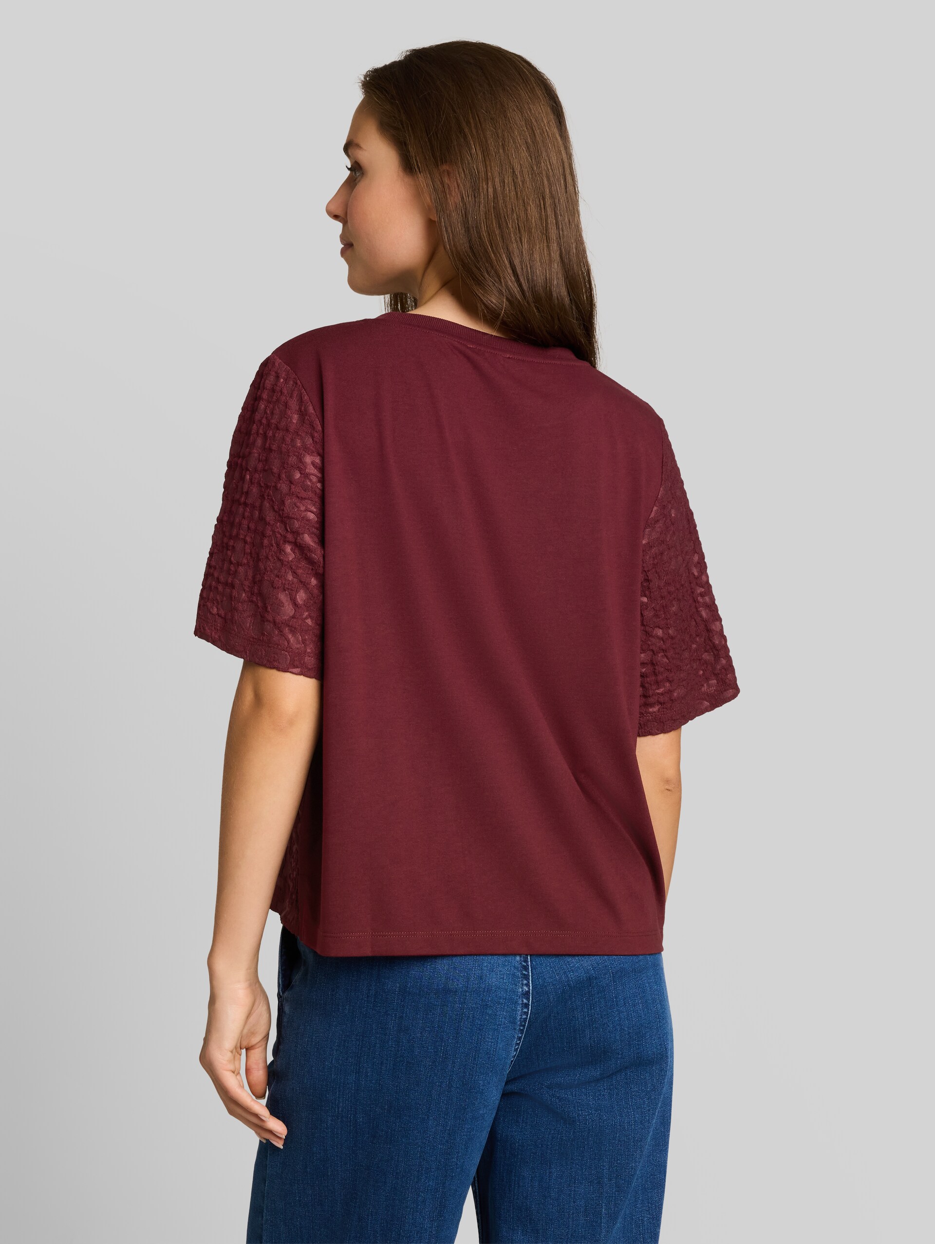 Boxy Fit T-Shirt mit Leo-Muster - Preppy Plum - Auschnitt Model-Rückansicht