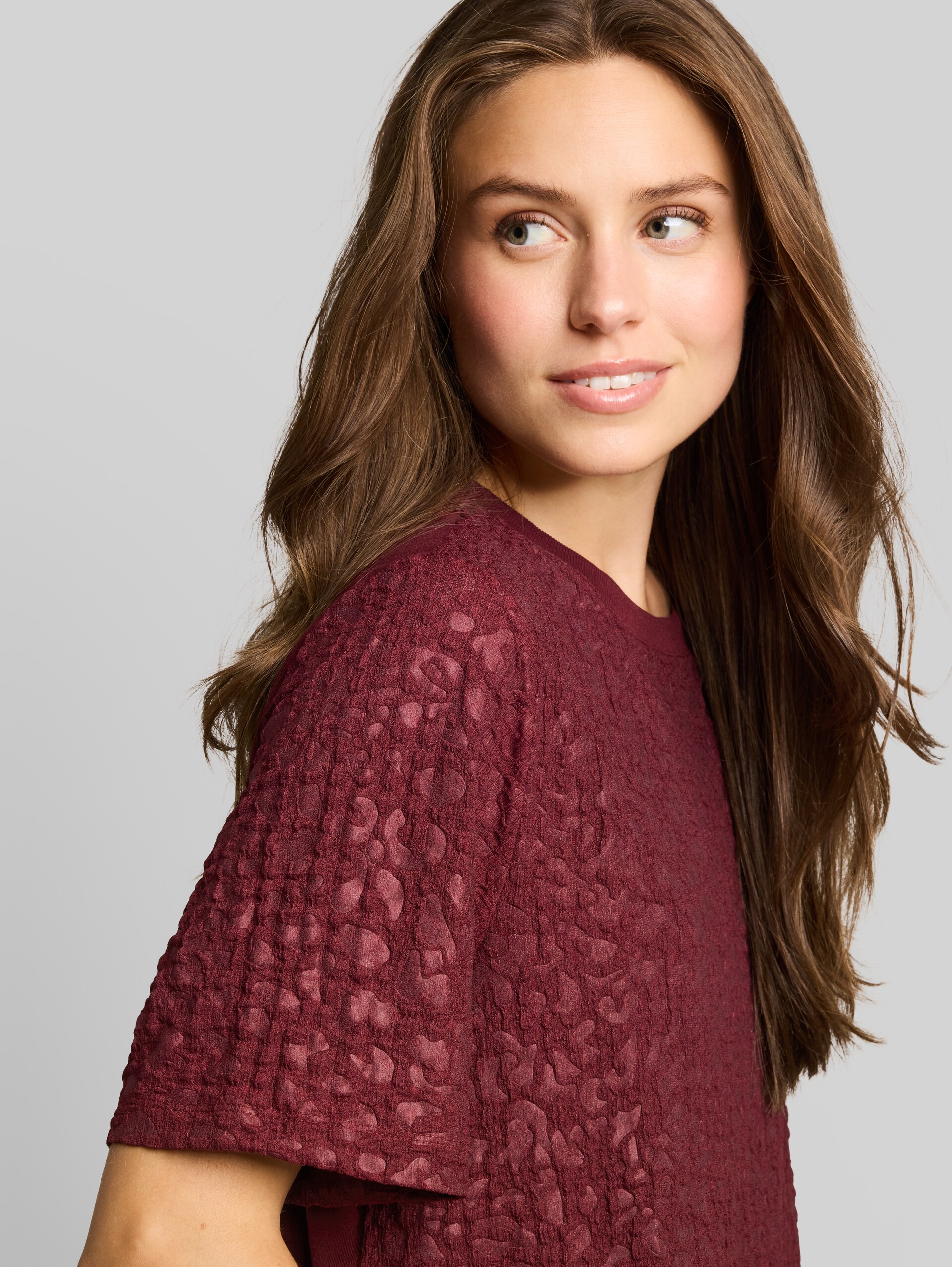 Boxy Fit T-Shirt mit Leo-Muster - Preppy Plum - Detail-Model-Ansicht