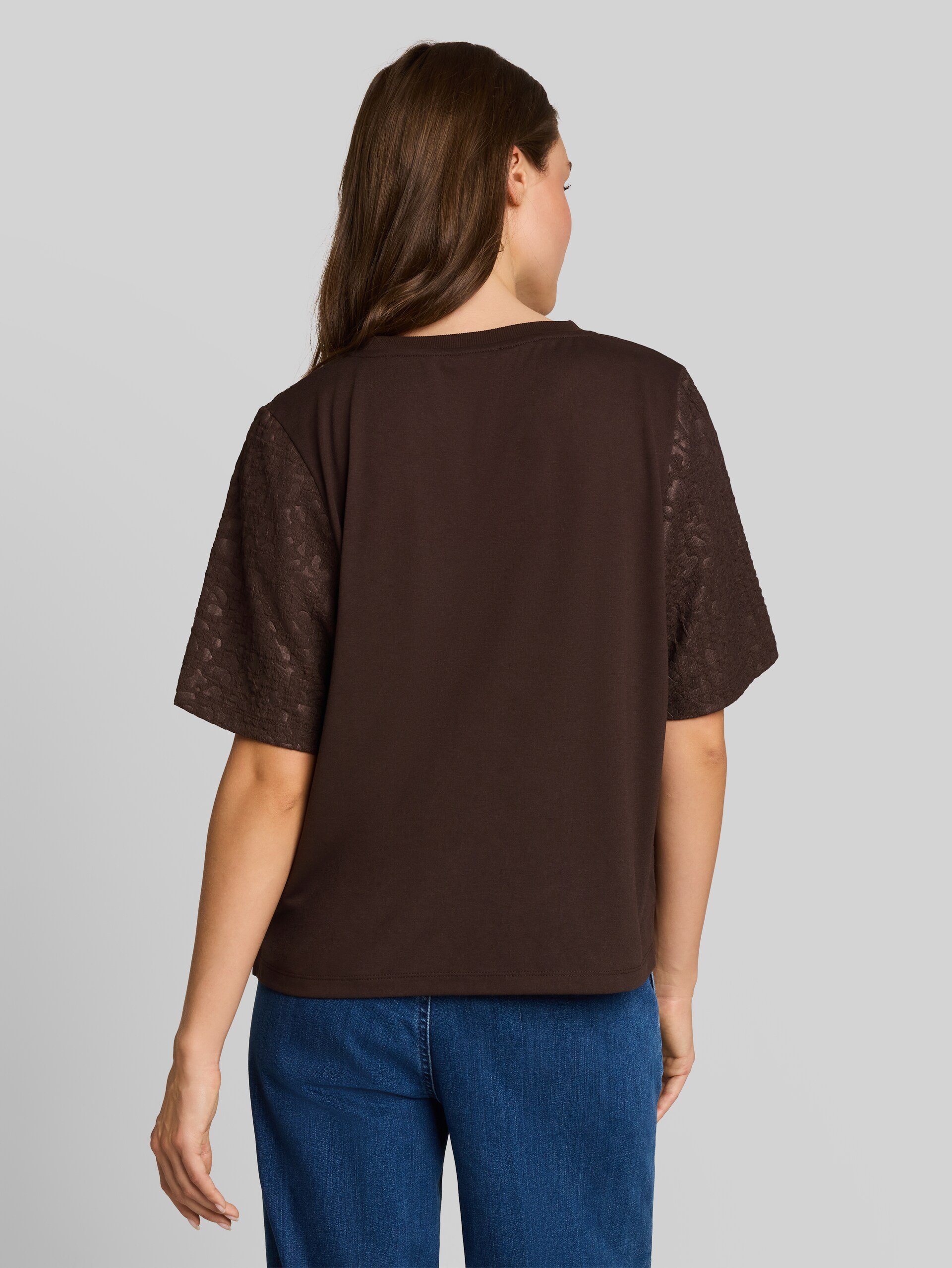 Boxy Fit T-Shirt mit Leo-Muster - java dark brown - Auschnitt Model-Rückansicht
