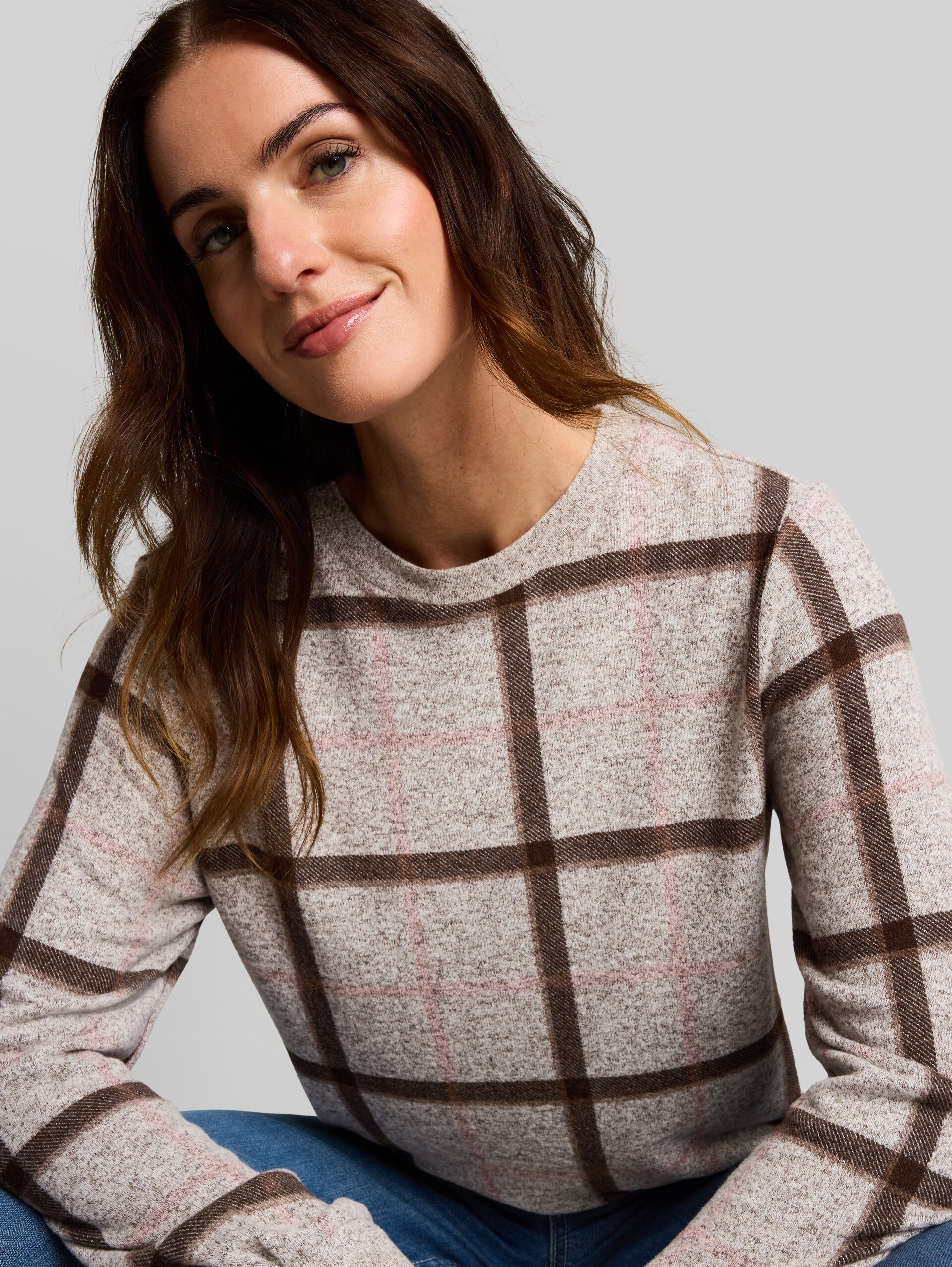 Cosy Langarmshirt mit Muster - brown melange check - Detail-Model-Ansicht