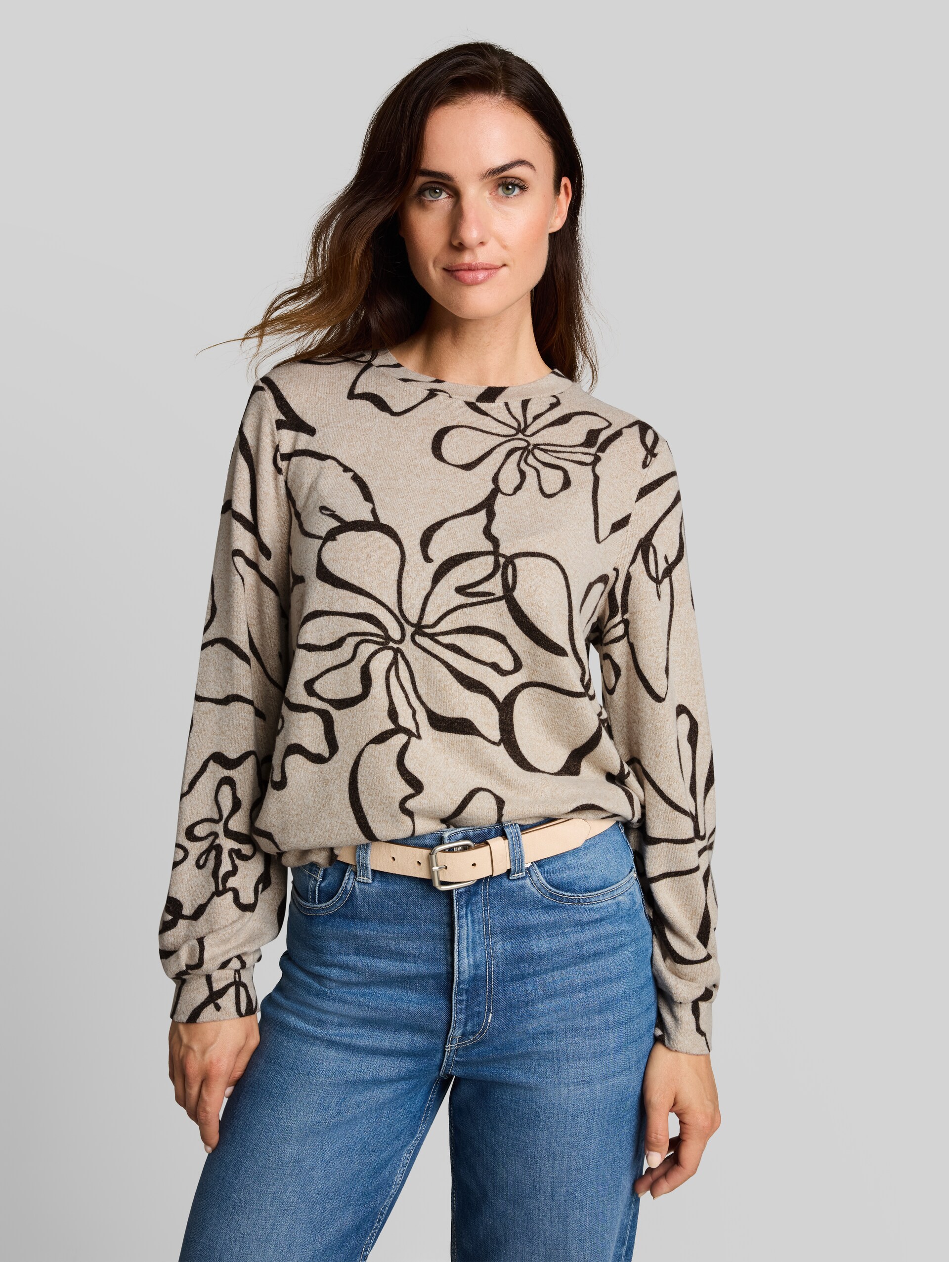 Cosy Langarmshirt mit Muster - beige brown flower design - Ausschnitt Model-Vorderansicht