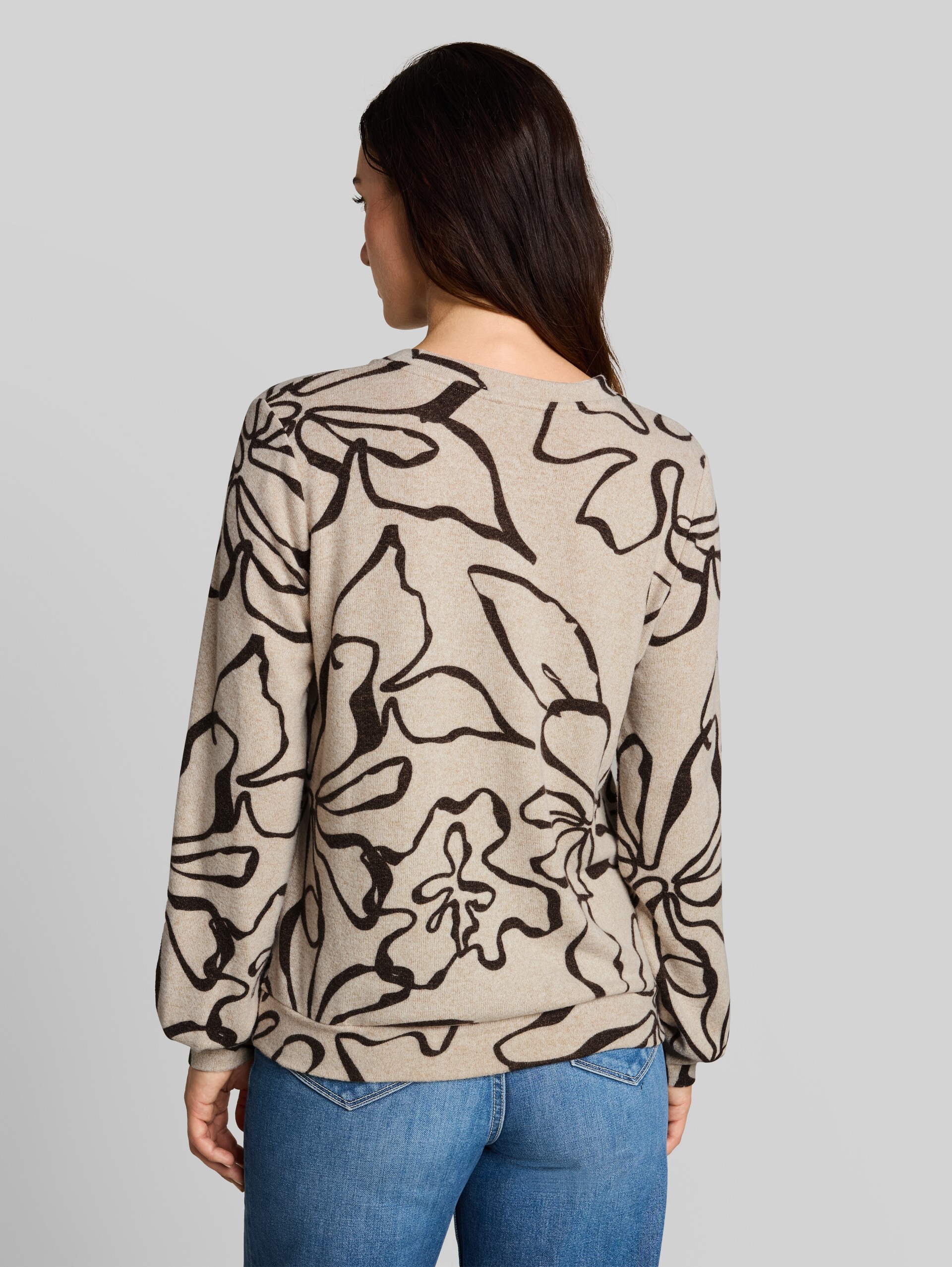 Cosy Langarmshirt mit Muster - beige brown flower design - Auschnitt Model-Rückansicht