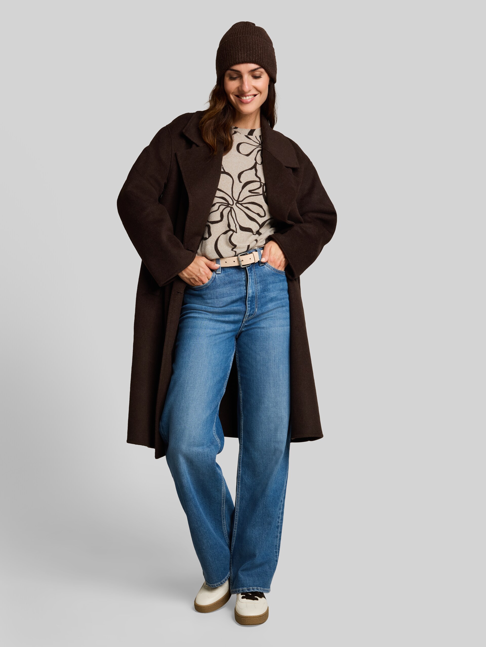 Cosy Langarmshirt mit Muster - beige brown flower design - Model-Vorderansicht