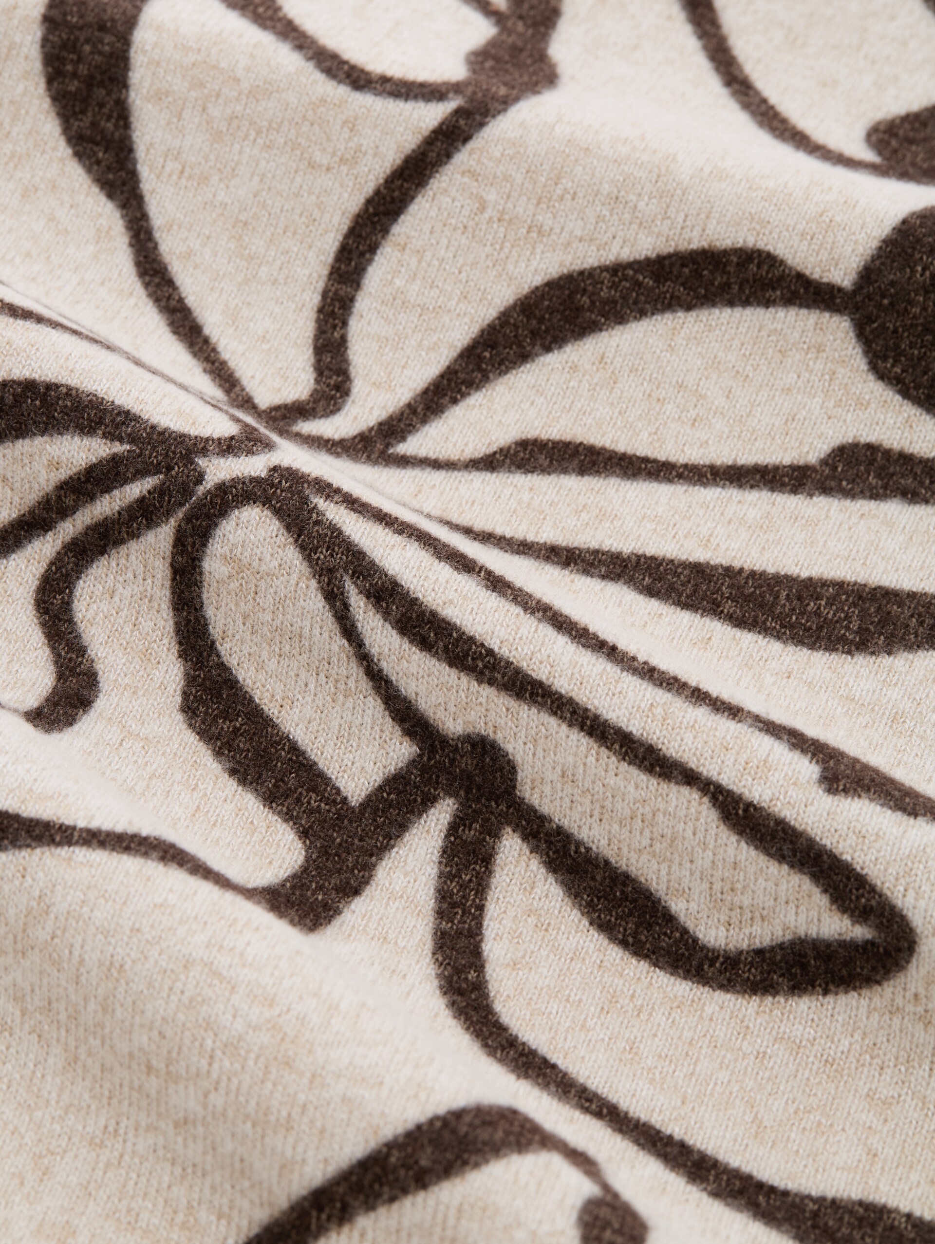 Cosy Langarmshirt mit Muster - beige brown flower design - Material-Ansicht