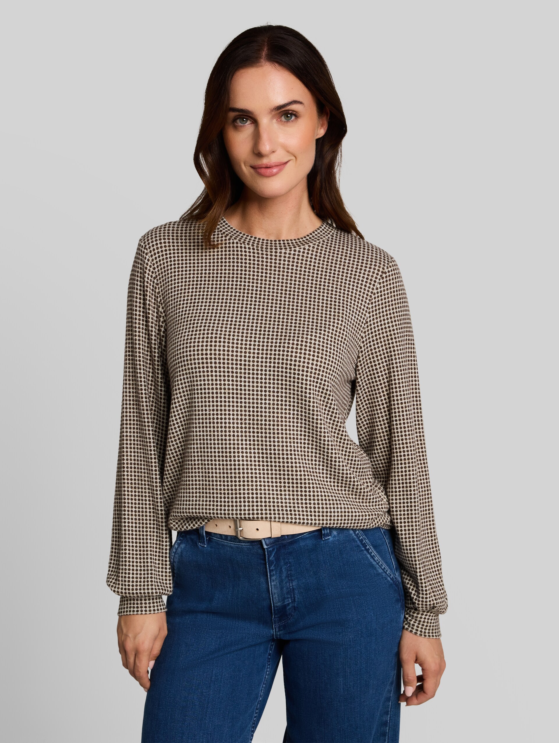 Cosy Langarmshirt mit Muster - brown dot on beige melange - Ausschnitt Model-Vorderansicht