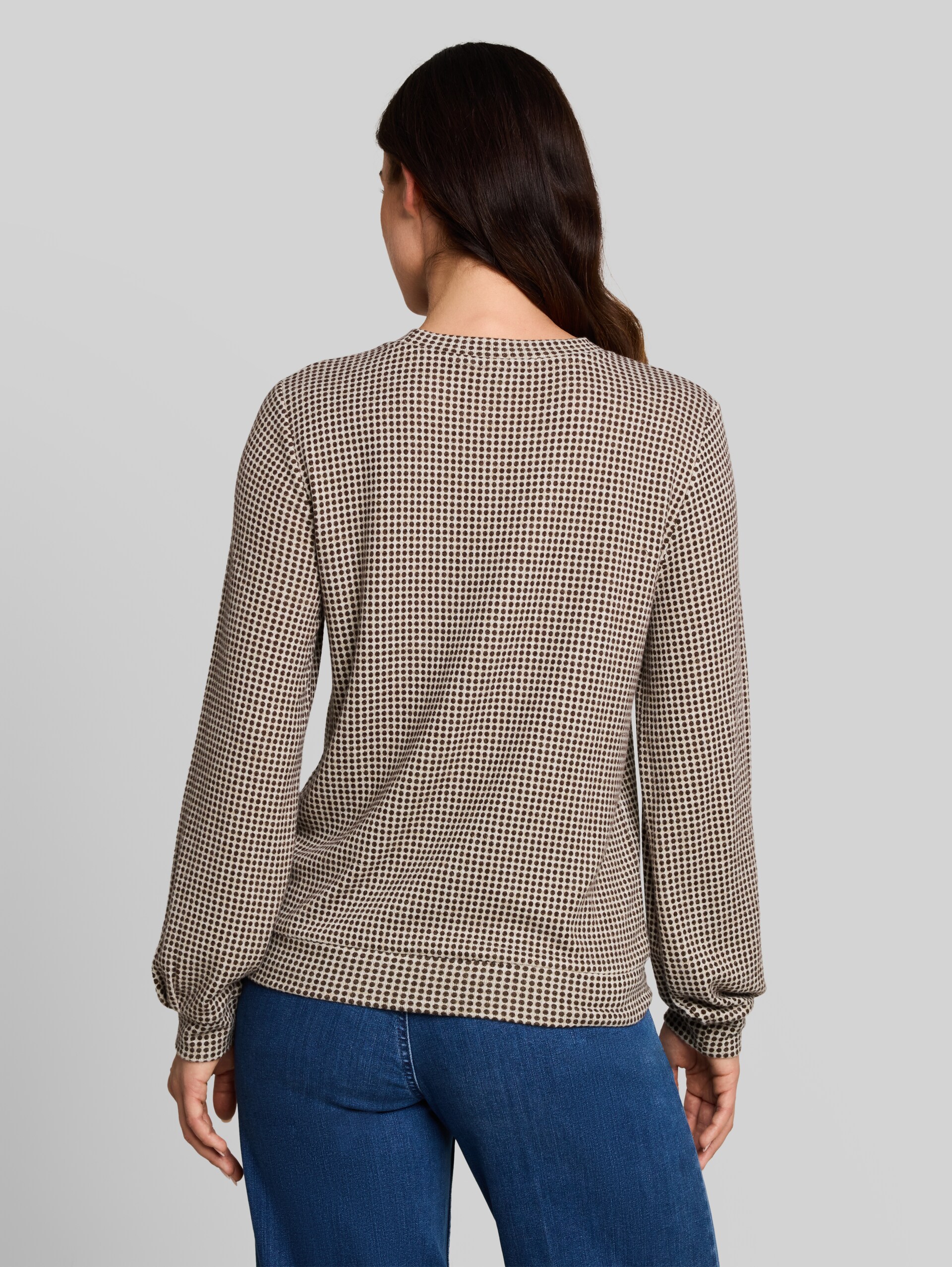 Cosy Langarmshirt mit Muster - brown dot on beige melange - Auschnitt Model-Rückansicht