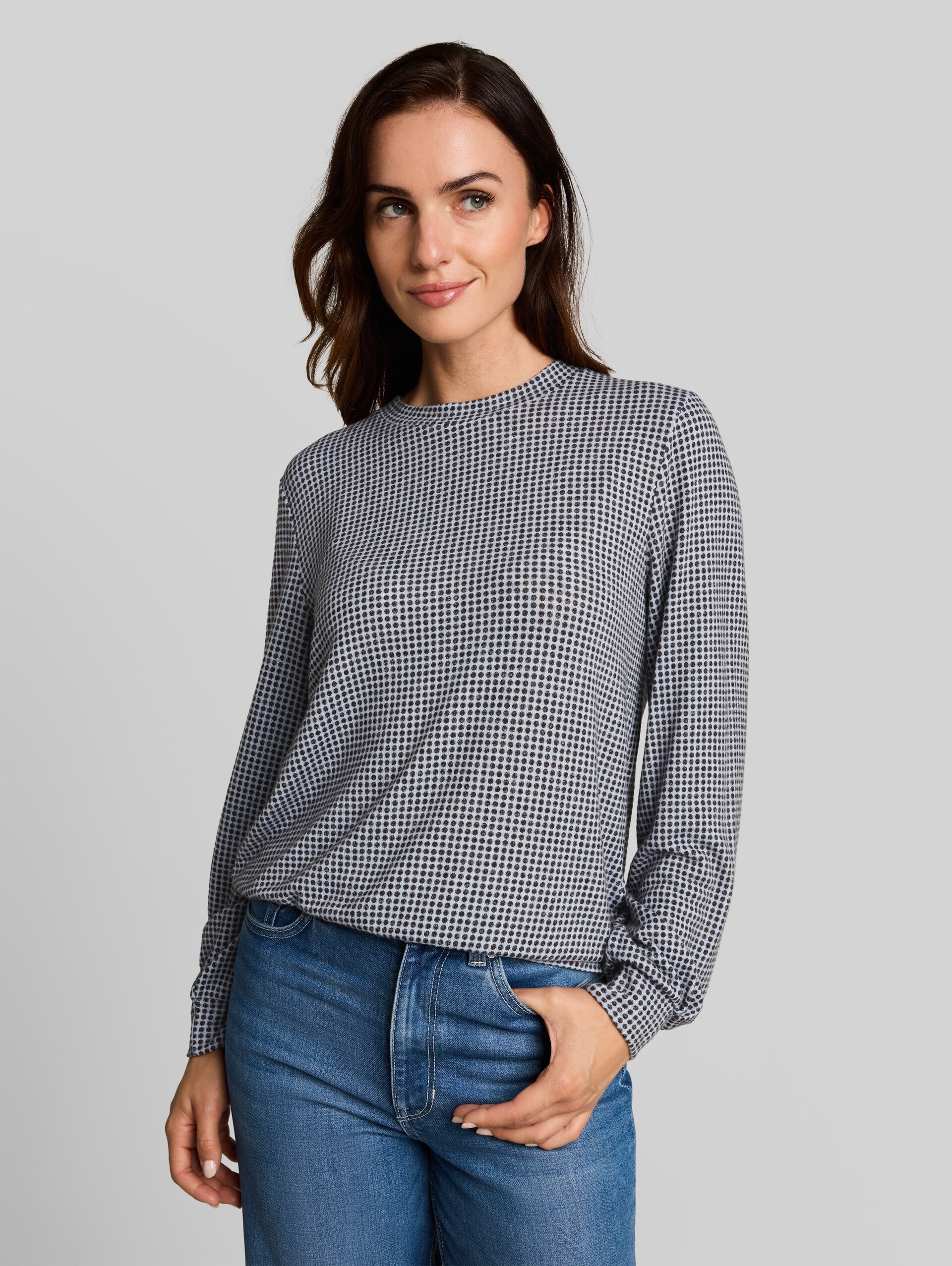 Gezellig T-shirt met lange mouwen en patroon - brown dot on blue melange - Nek model vooraanzicht