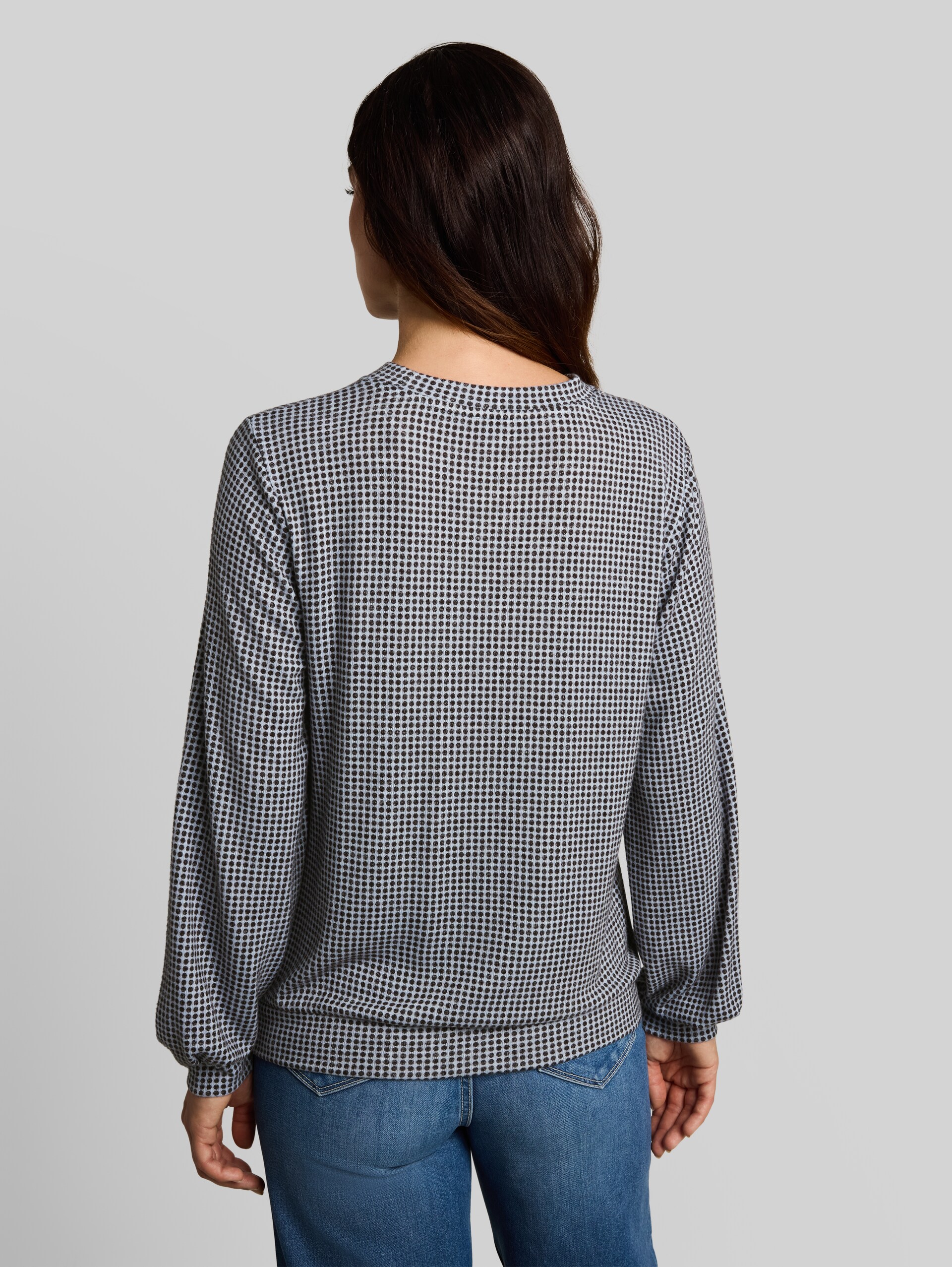 Gezellig T-shirt met lange mouwen en patroon - brown dot on blue melange - Neklijn model-achteraanzicht