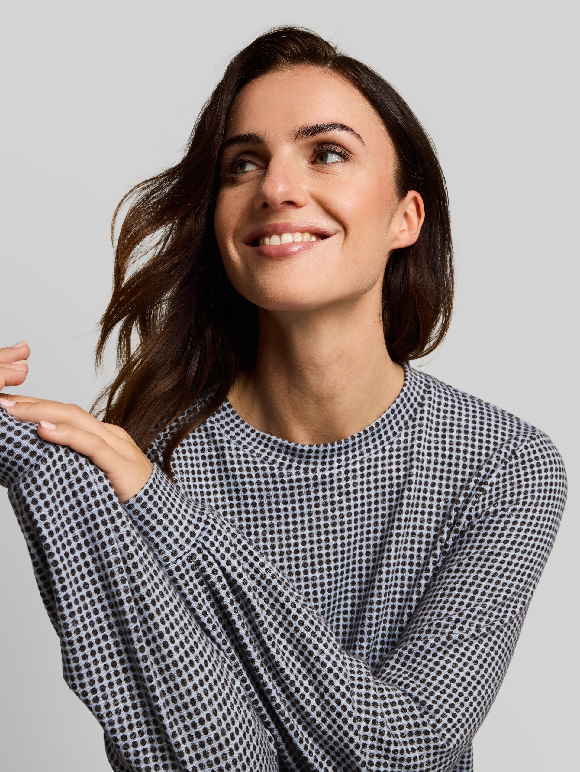 Gezellig T-shirt met lange mouwen en patroon - brown dot on blue melange - Detailaanzicht model
