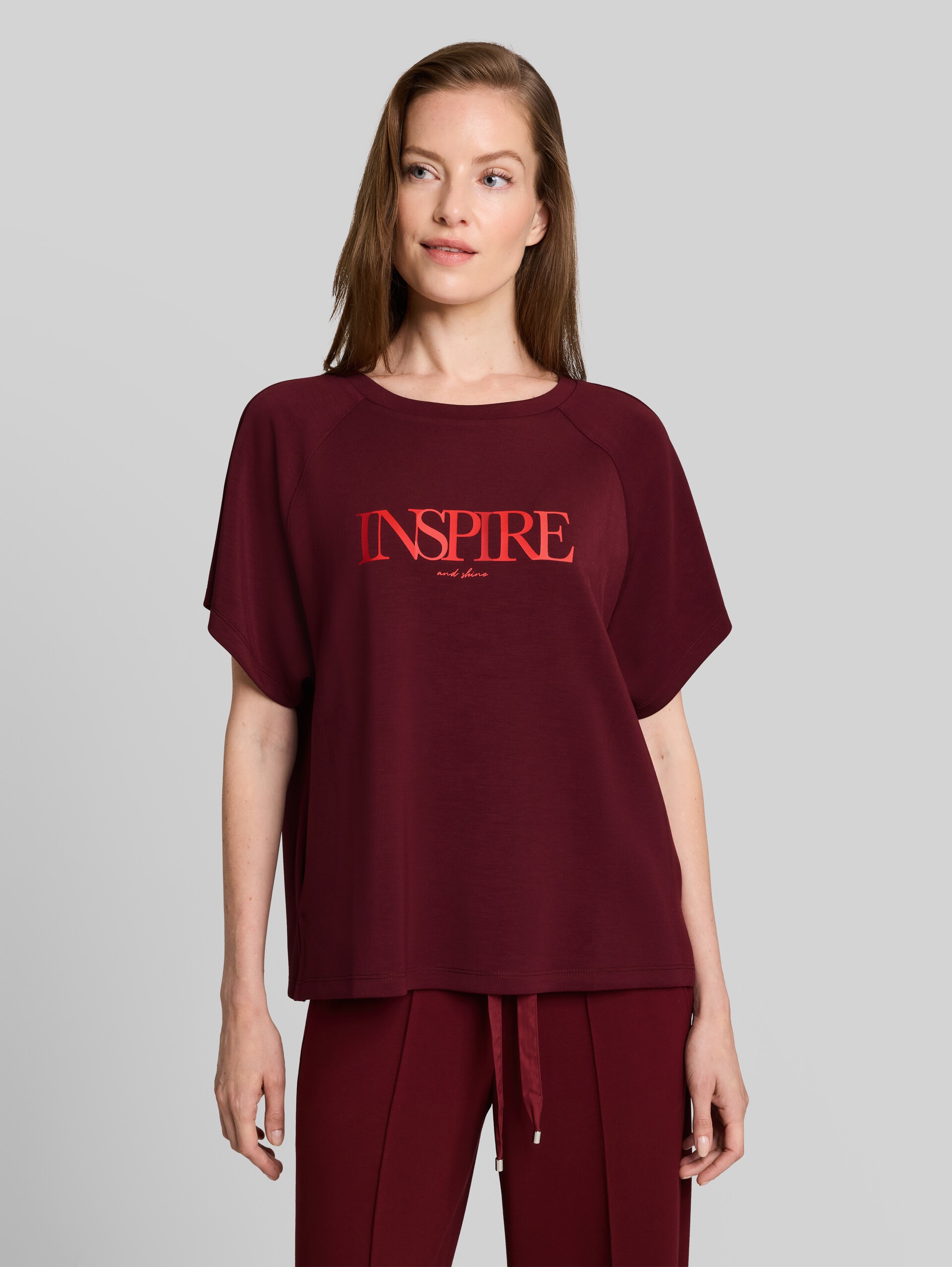 Scuba T-Shirt mit Schriftzug - Preppy Plum - Ausschnitt Model-Vorderansicht