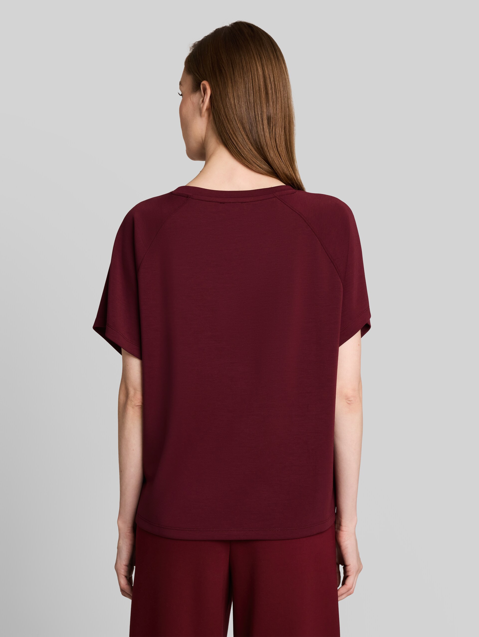 Scuba T-Shirt mit Schriftzug - Preppy Plum - Auschnitt Model-Rückansicht