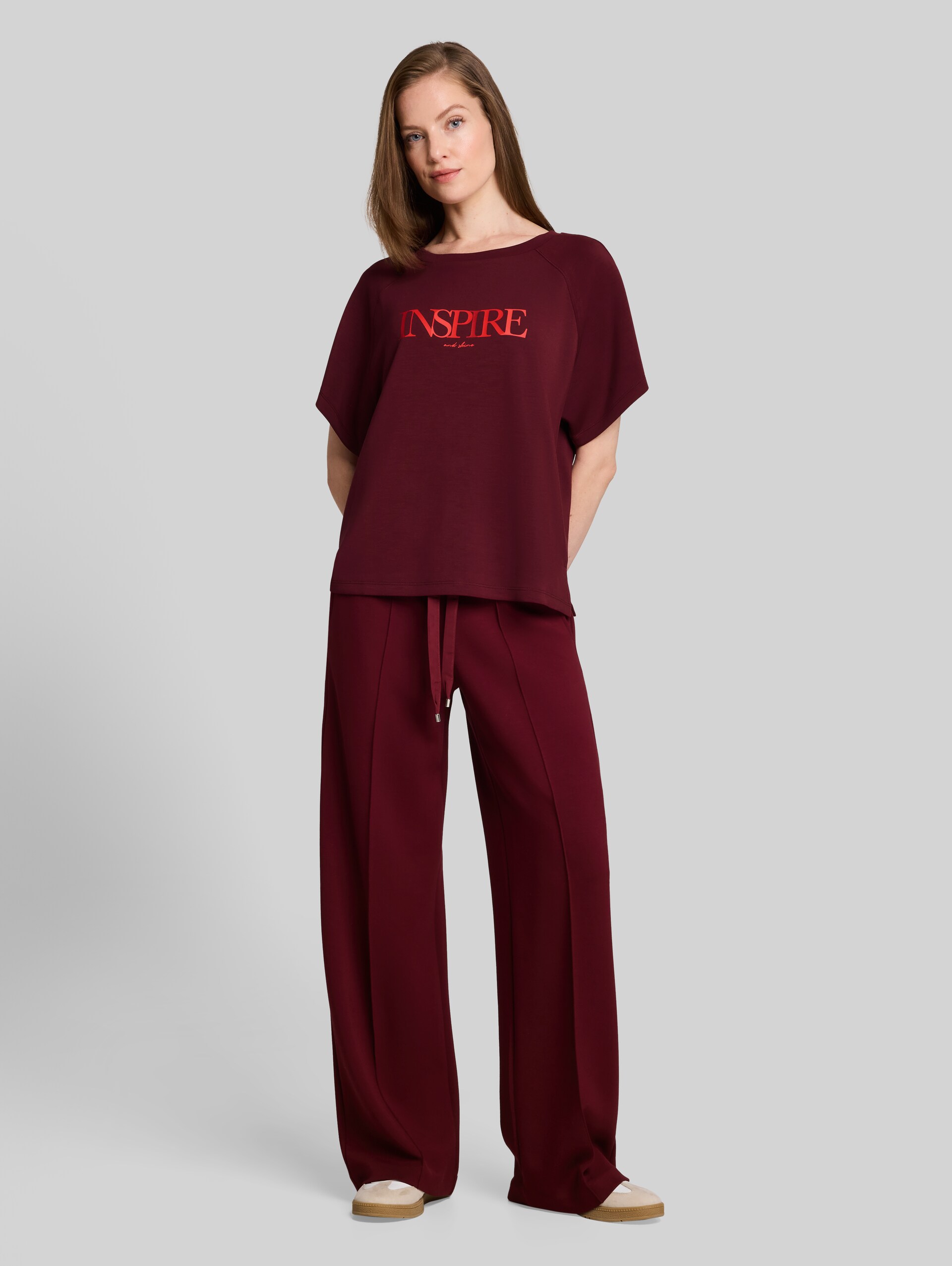 Scuba T-Shirt mit Schriftzug - Preppy Plum - Model-Vorderansicht