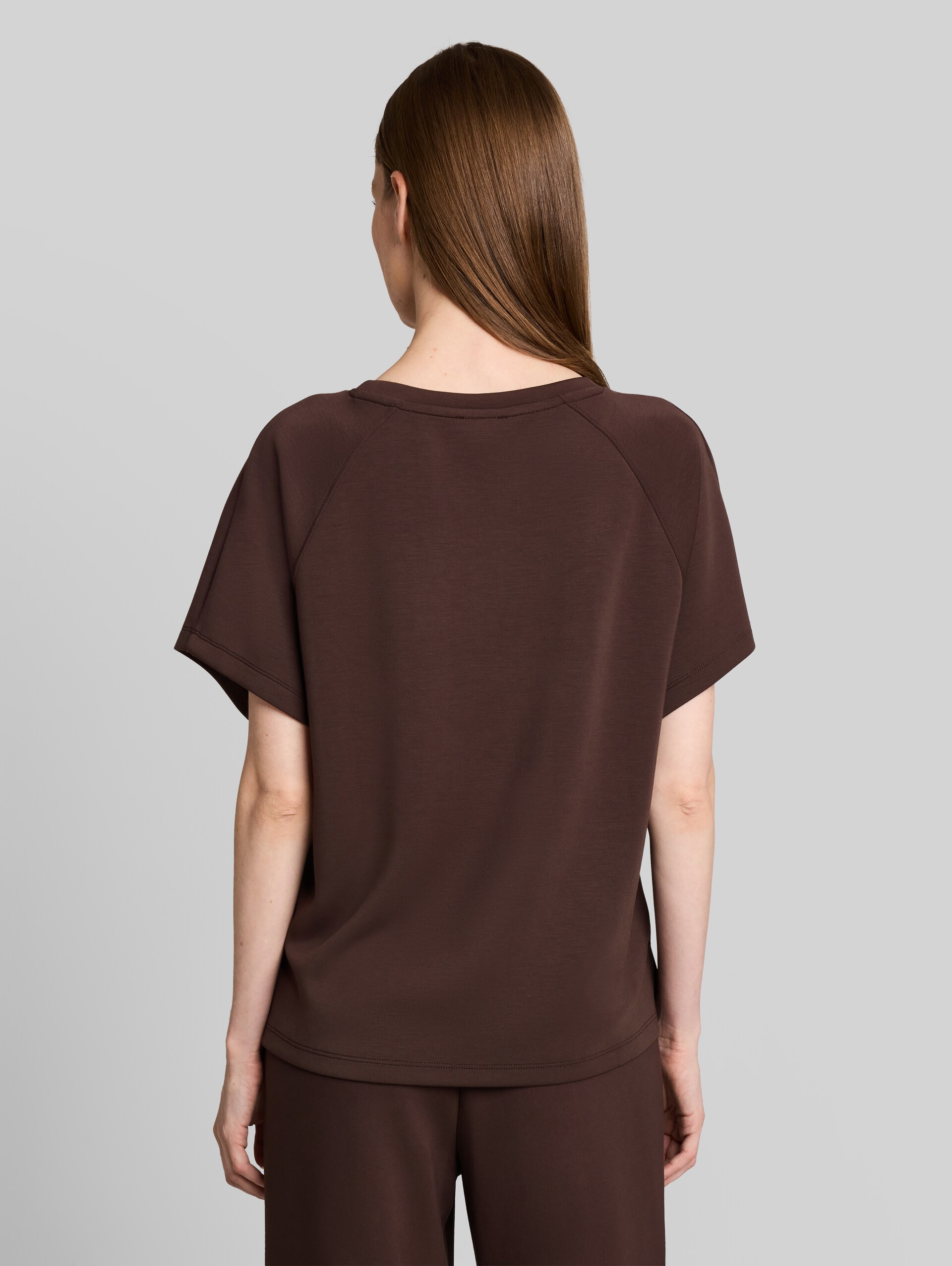 Scuba T-Shirt mit Schriftzug - java dark brown - Auschnitt Model-Rückansicht