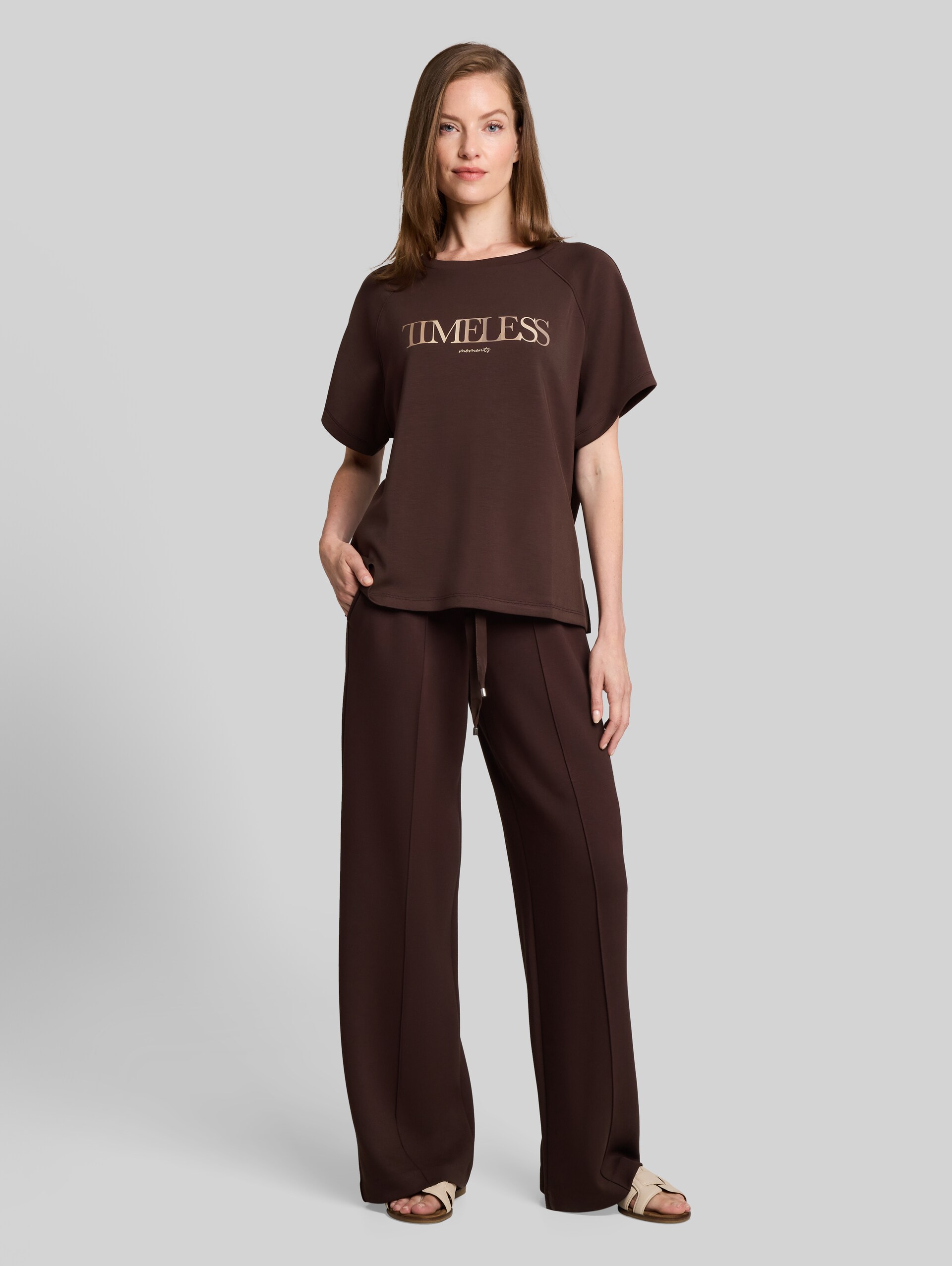 Scuba T-Shirt mit Schriftzug - java dark brown - Model-Vorderansicht
