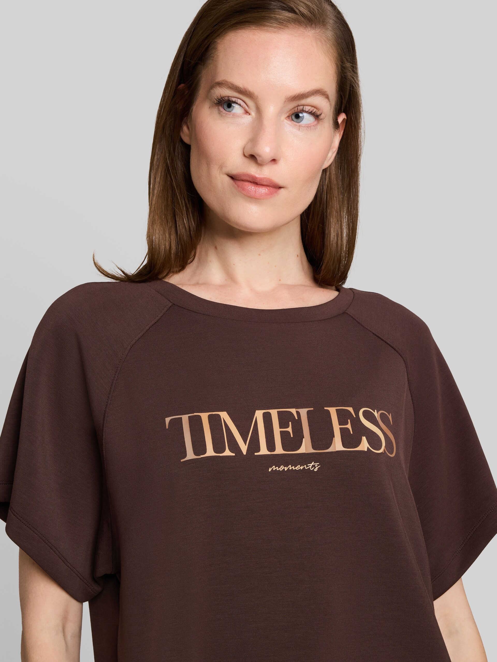 Scuba T-Shirt mit Schriftzug - java dark brown - Detail-Model-Ansicht