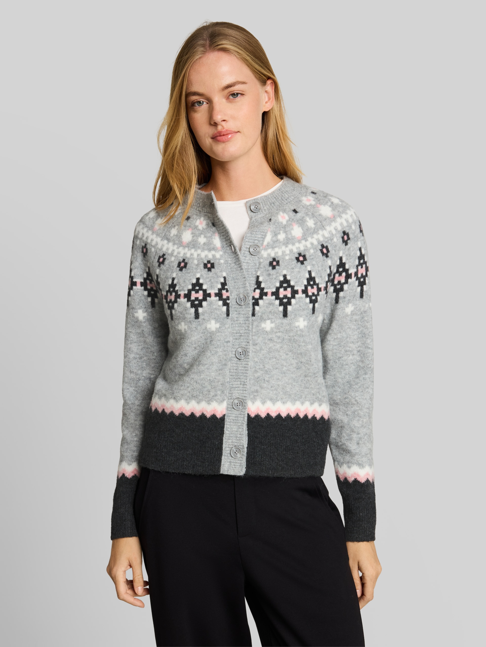 Cardigan norvégien avec une part de laine - grey pink fair isle - Découpe Vue de face du modèle