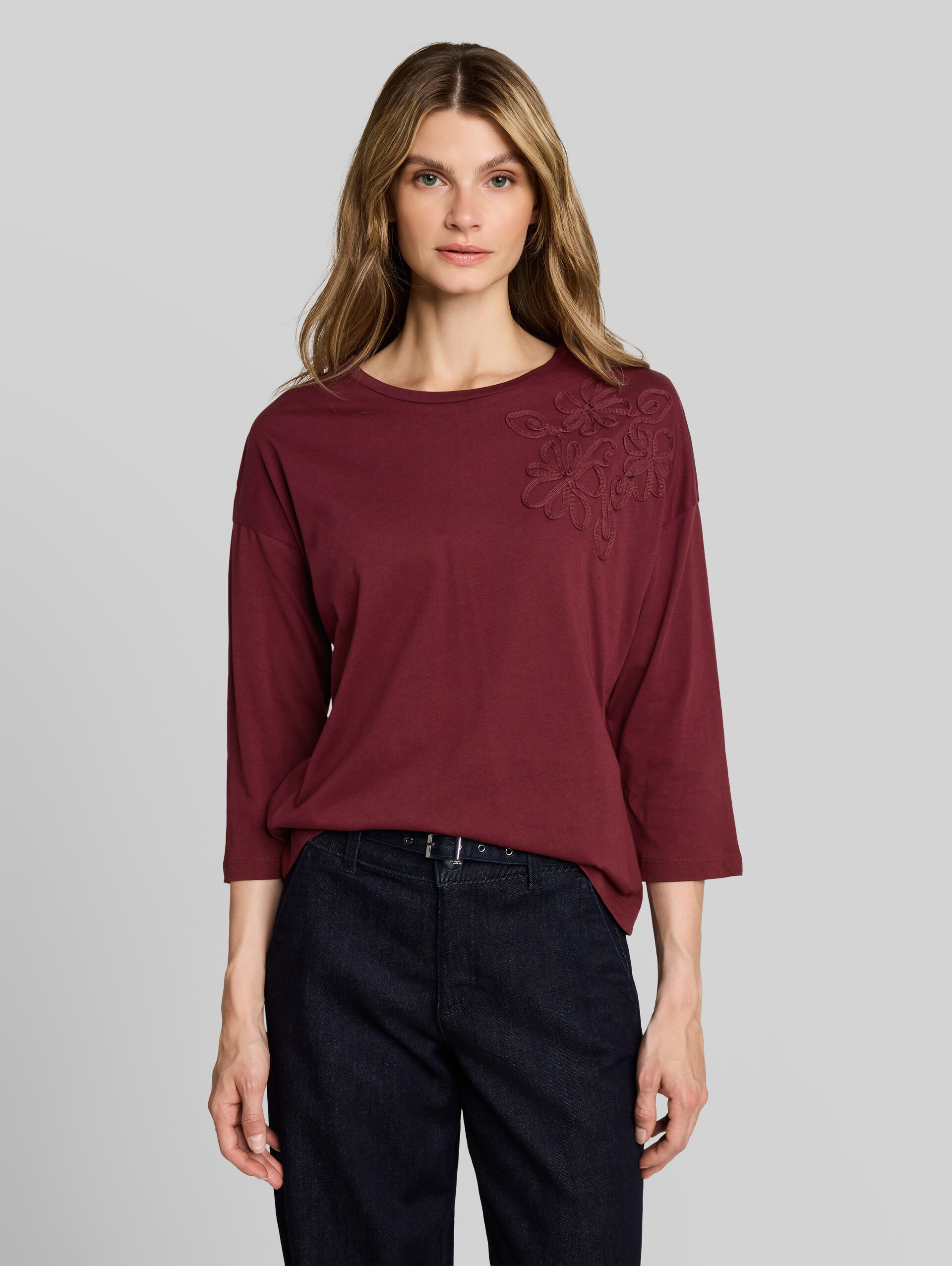 Loose Fit T-Shirt mit Blumen-Applikation - Preppy Plum - Ausschnitt Model-Vorderansicht