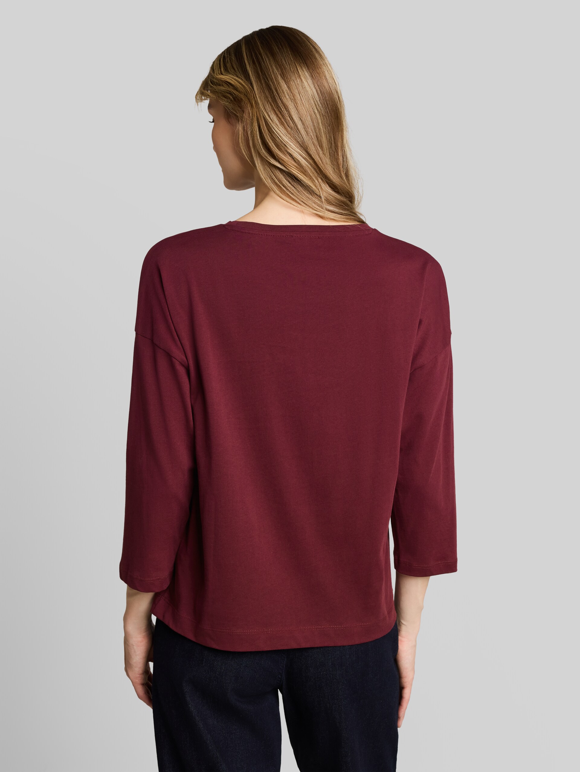 Loose Fit T-Shirt mit Blumen-Applikation - Preppy Plum - Auschnitt Model-Rückansicht