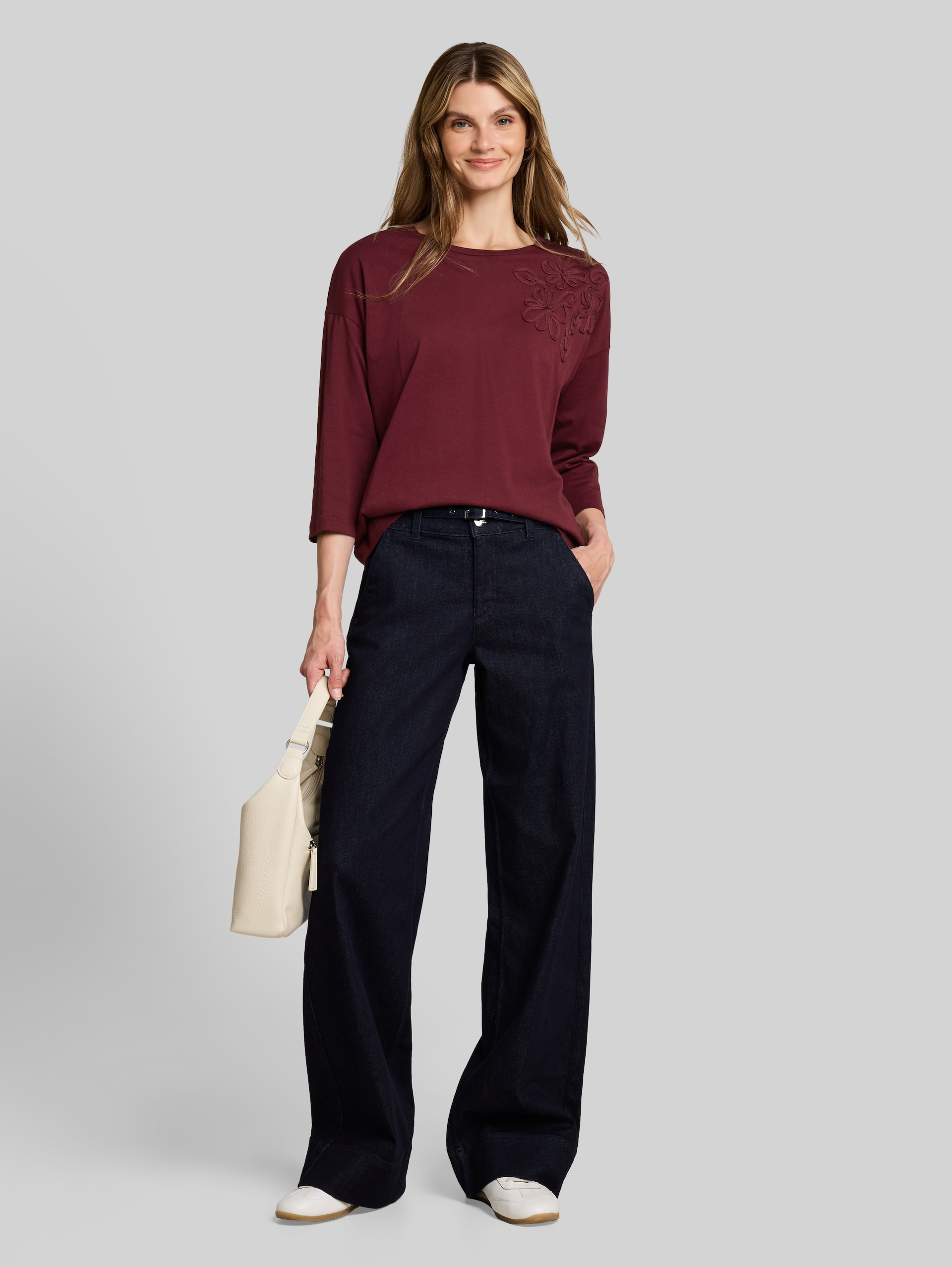Loose Fit T-Shirt mit Blumen-Applikation - Preppy Plum - Model-Vorderansicht