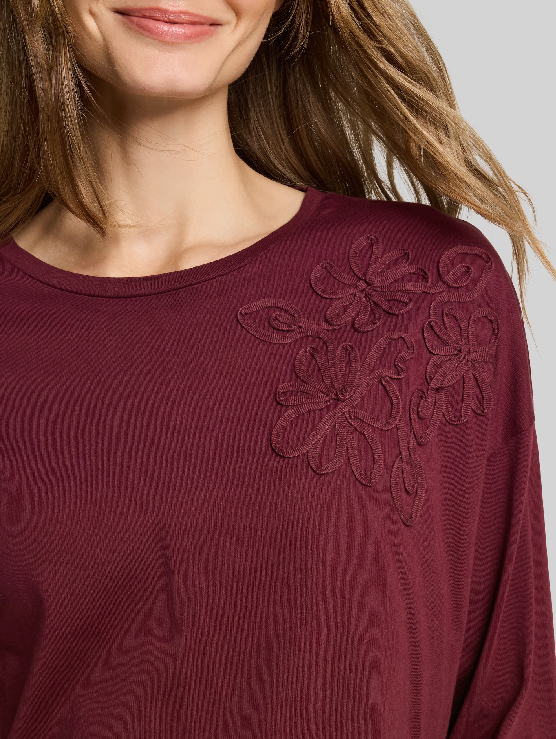 Loose Fit T-Shirt mit Blumen-Applikation - Preppy Plum - Detail-Model-Ansicht