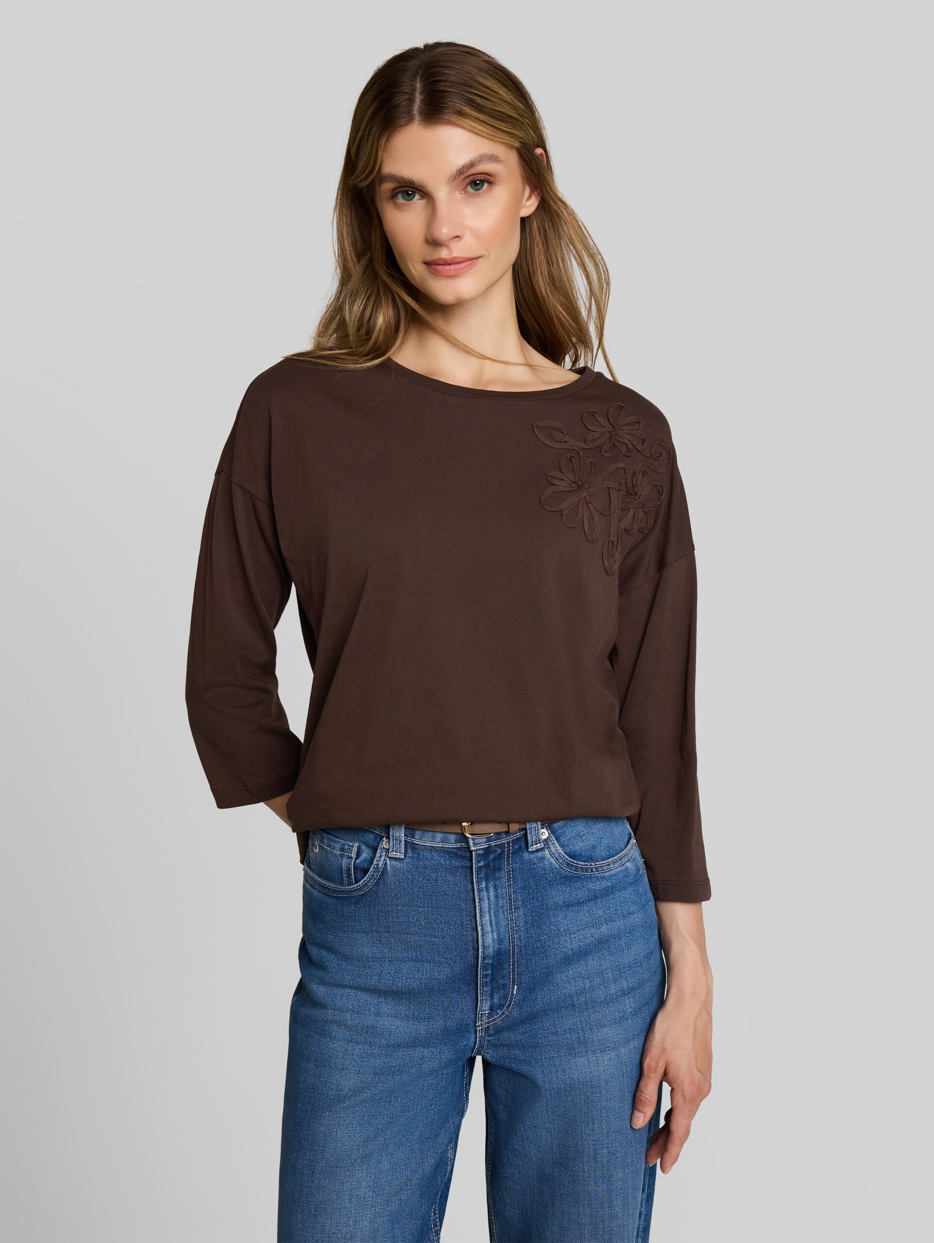 Loose Fit T-Shirt mit Blumen-Applikation - java dark brown - Ausschnitt Model-Vorderansicht