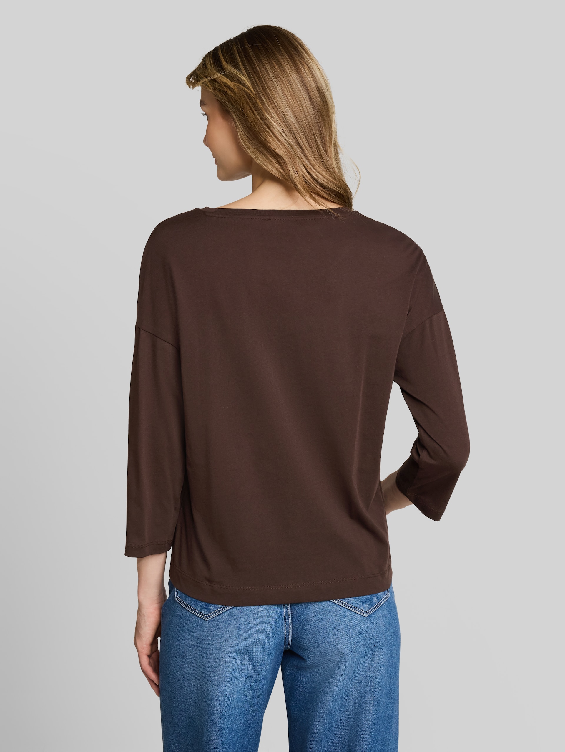 Loose Fit T-Shirt mit Blumen-Applikation - java dark brown - Auschnitt Model-Rückansicht