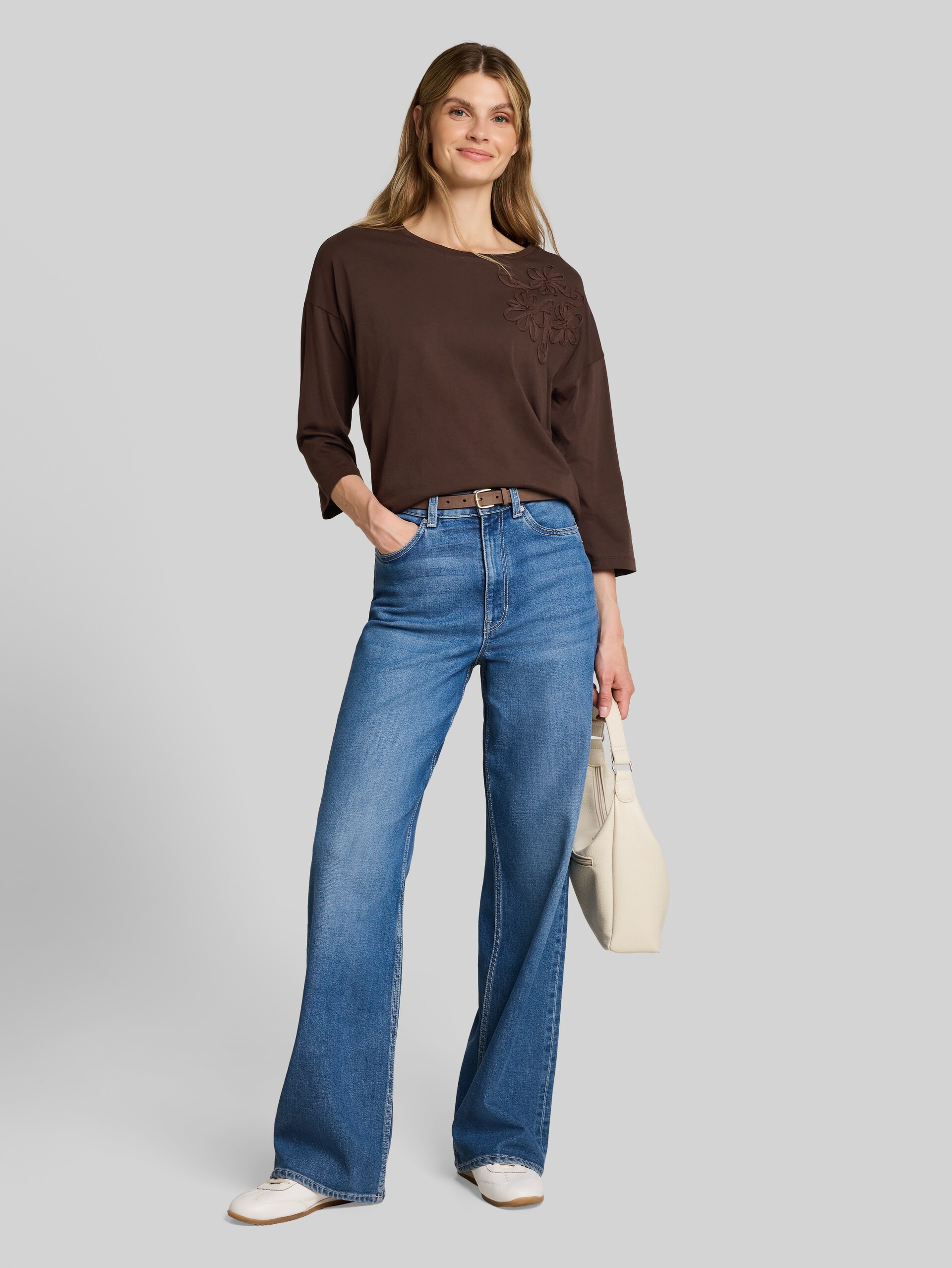 Loose Fit T-Shirt mit Blumen-Applikation - java dark brown - Model-Vorderansicht