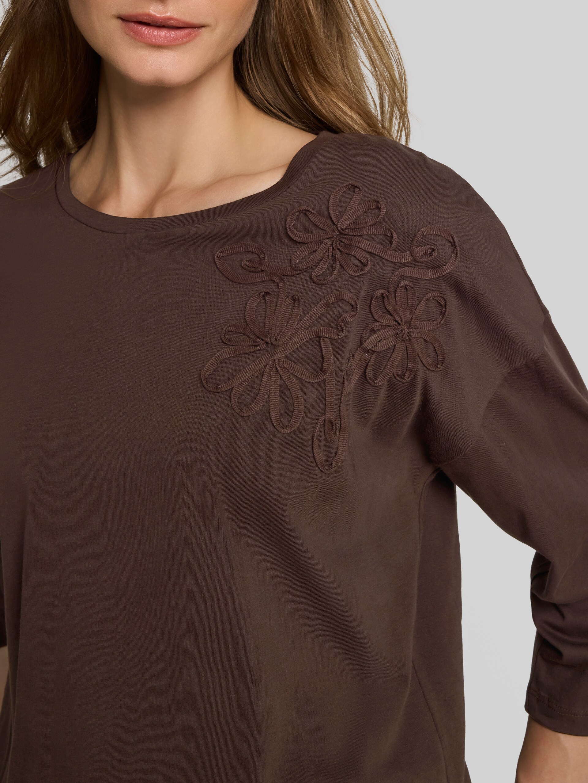 Loose Fit T-Shirt mit Blumen-Applikation - java dark brown - Detail-Model-Ansicht