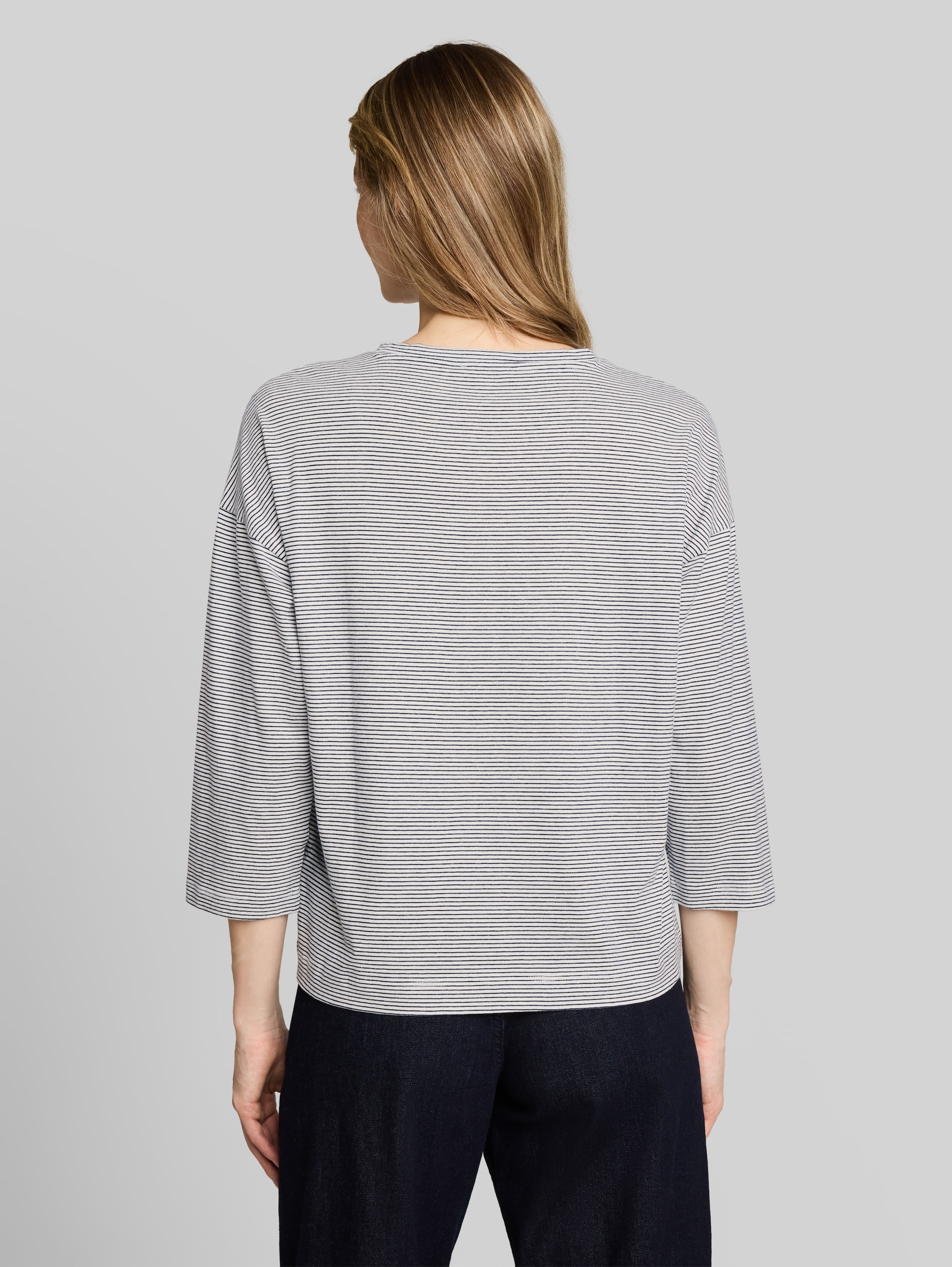 Loose Fit T-Shirt mit Blumen-Applikation - small white navy stripe - Auschnitt Model-Rückansicht
